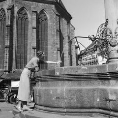 Femme, fontaine, église Heiliggeist Heidelberg, Allemagne 1936, Imprimé ultérieurement 