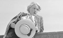 Mujer asomada al balcón Castillo de la Soledad, Stuttgart Alemania 1935, Impreso posteriormente