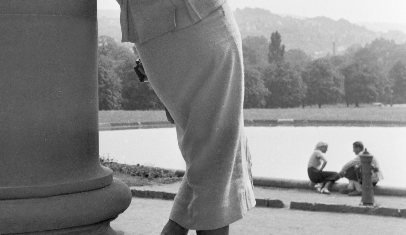 Woman leaning on column Cannstatt, Stuttgart, Deutschland 1935, Später gedruckt (Moderne), Photograph, von Karl Heinrich Lämmel