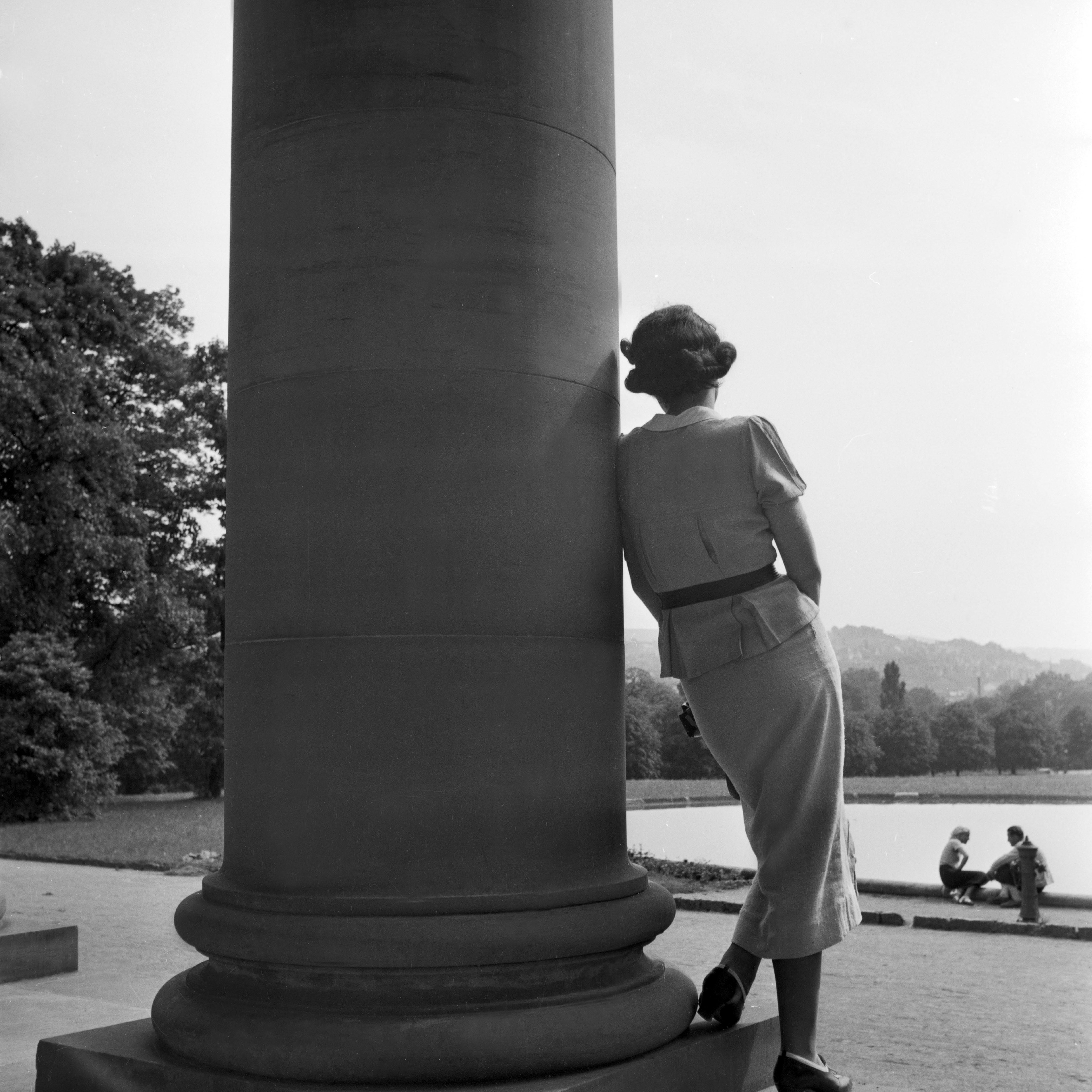 Karl Heinrich Lämmel Black and White Photograph – Woman leaning on column Cannstatt, Stuttgart, Deutschland 1935, Später gedruckt