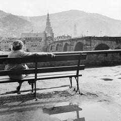 Woman sitting at Neckar on bench, Heidelberg, Deutschland 1936, Später gedruckt 
