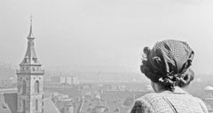 Mujer bajo las campanas del ayuntamiento, Stuttgart Alemania 1935, Impreso posteriormente