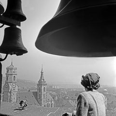 Woman under the chimes of city hall, Stuttgart, Allemagne 1935, Imprimé plus tard
