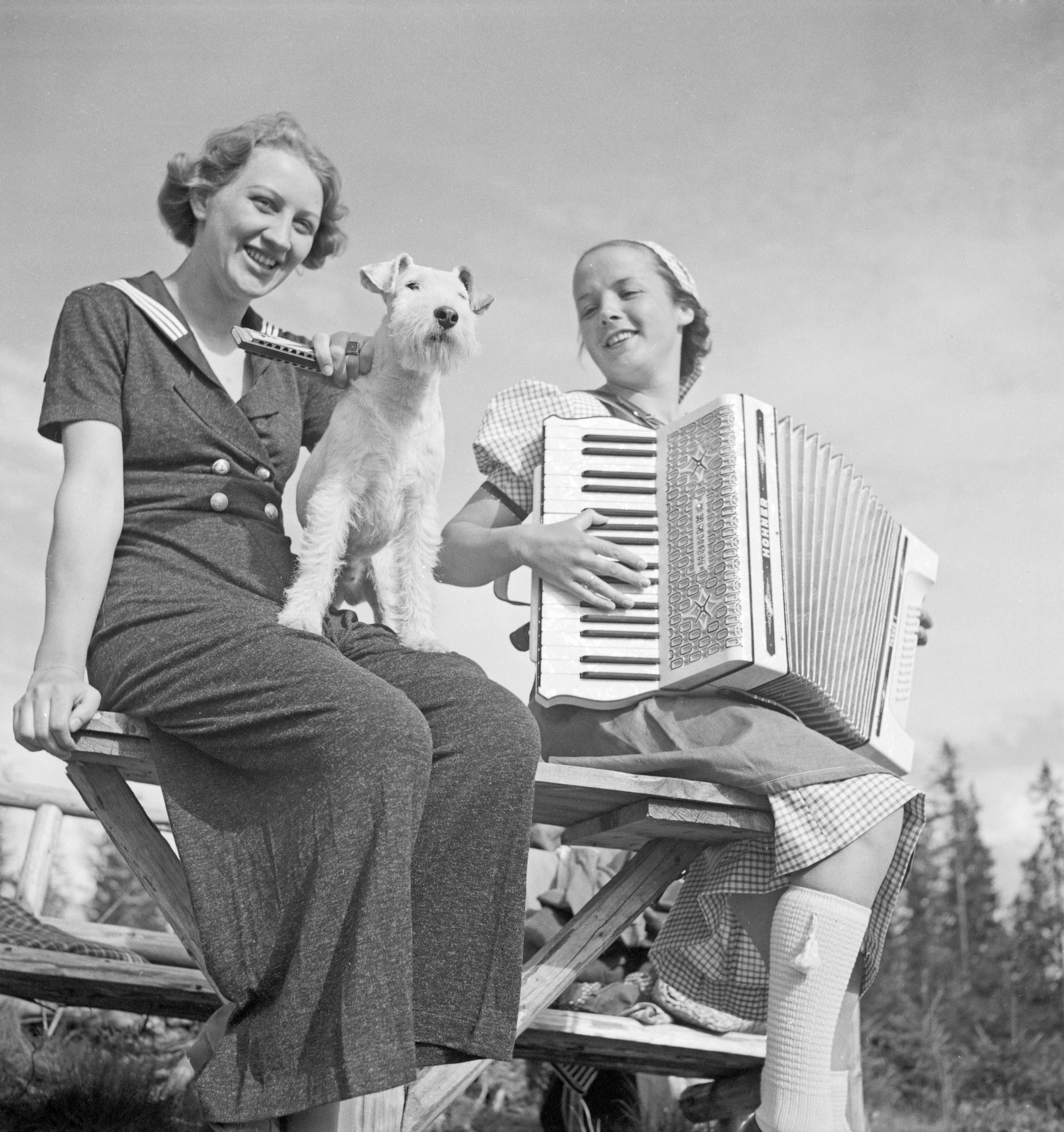 Donna e cane in estate - Anni '30