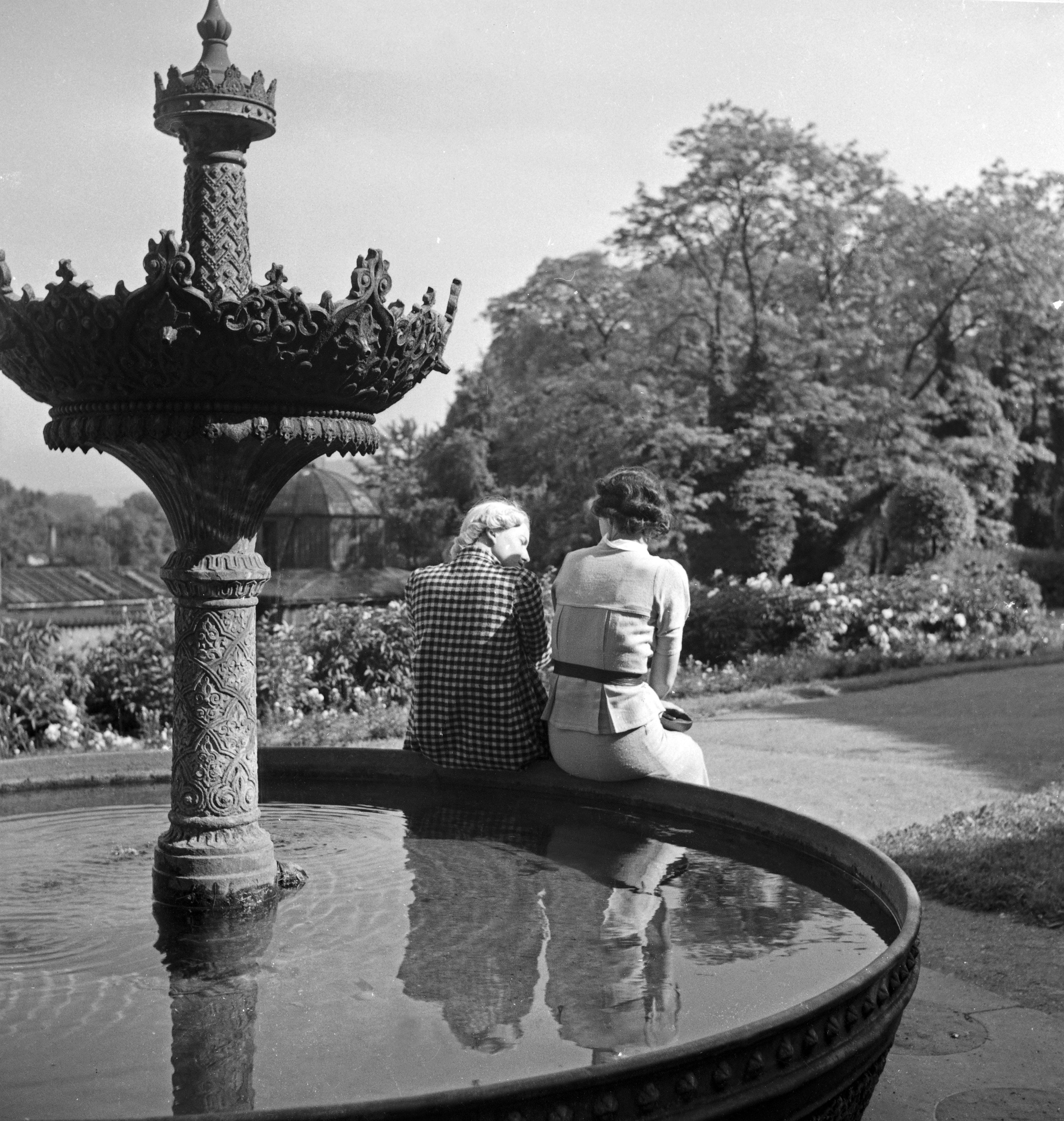 Black and White Photograph Karl Heinrich Lämmel - Femmes à la fontaine Wilhelma gradens, Stuttgart, Allemagne 1935, Imprimé plus tard