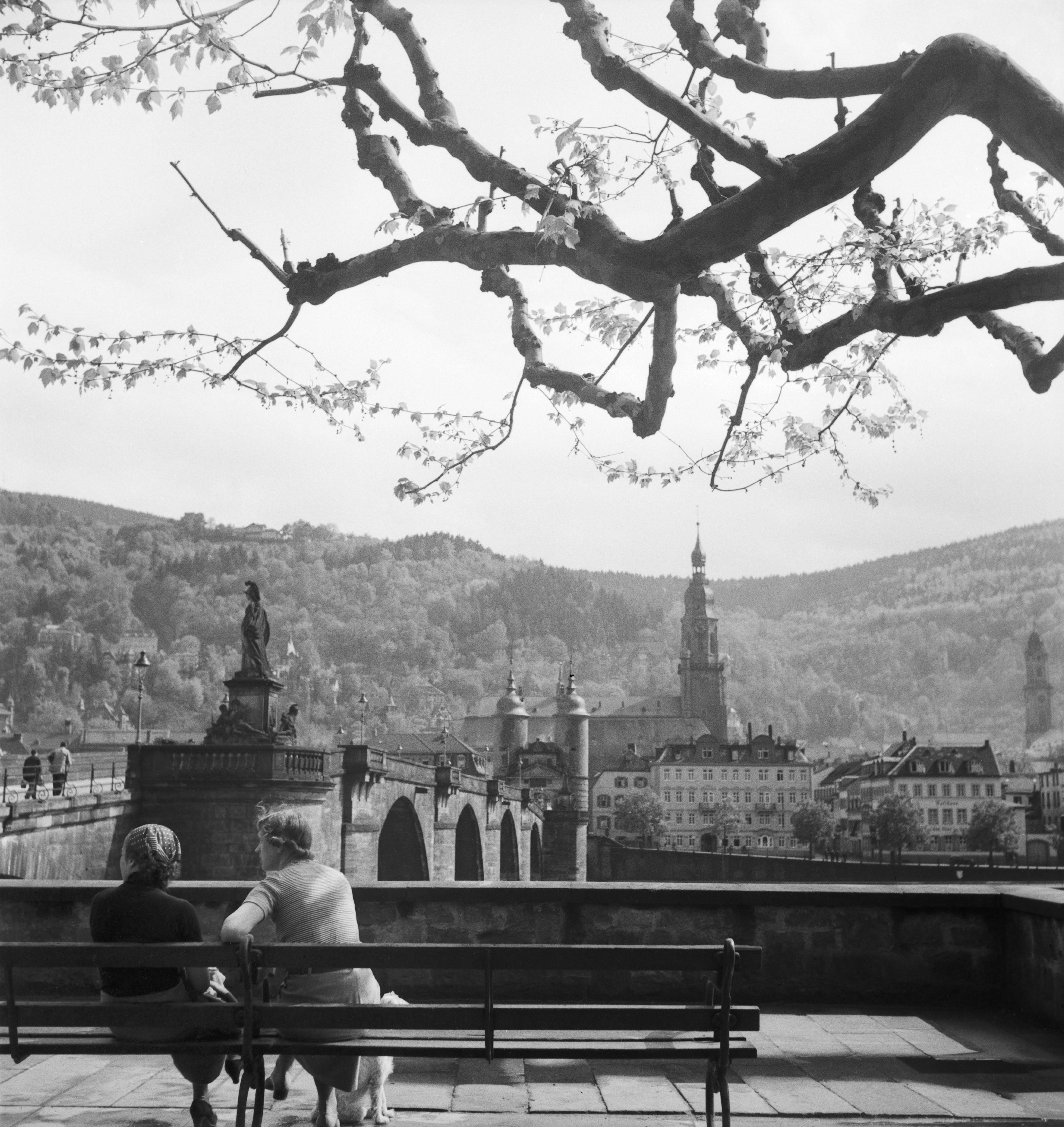 Karl Heinrich Lämmel Black and White Photograph - Women at Neckar Heiliggeist church Heidelberg, Germany 1936, Printed Later 