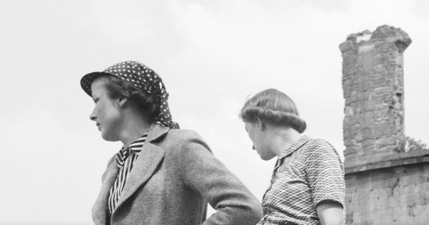 Frauen, Hund an der Burg von Heidelberg auf Flusshalsband, Deutschland 1936, Später gedruckt – Photograph von Karl Heinrich Lämmel