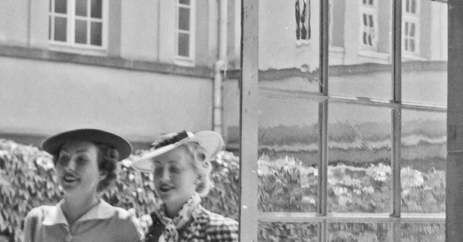 Les femmes entrées dans une station de spa de Cannstatt, Stuttgart, Allemagne, 1935, Imprimé plus tard - Moderne Photograph par Karl Heinrich Lämmel