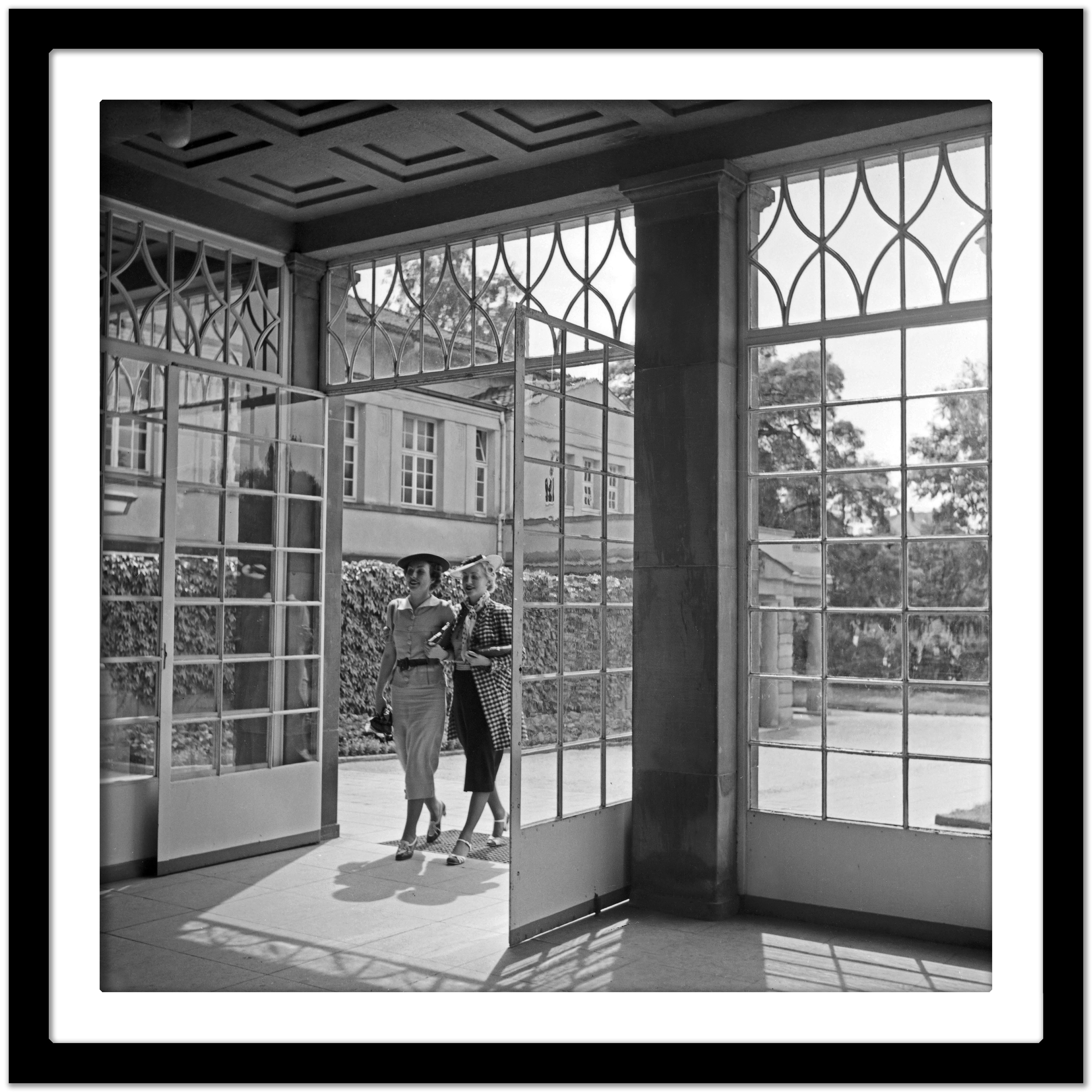 Les femmes entrées dans une station de spa de Cannstatt, Stuttgart, Allemagne, 1935, Imprimé plus tard - Gris Black and White Photograph par Karl Heinrich Lämmel