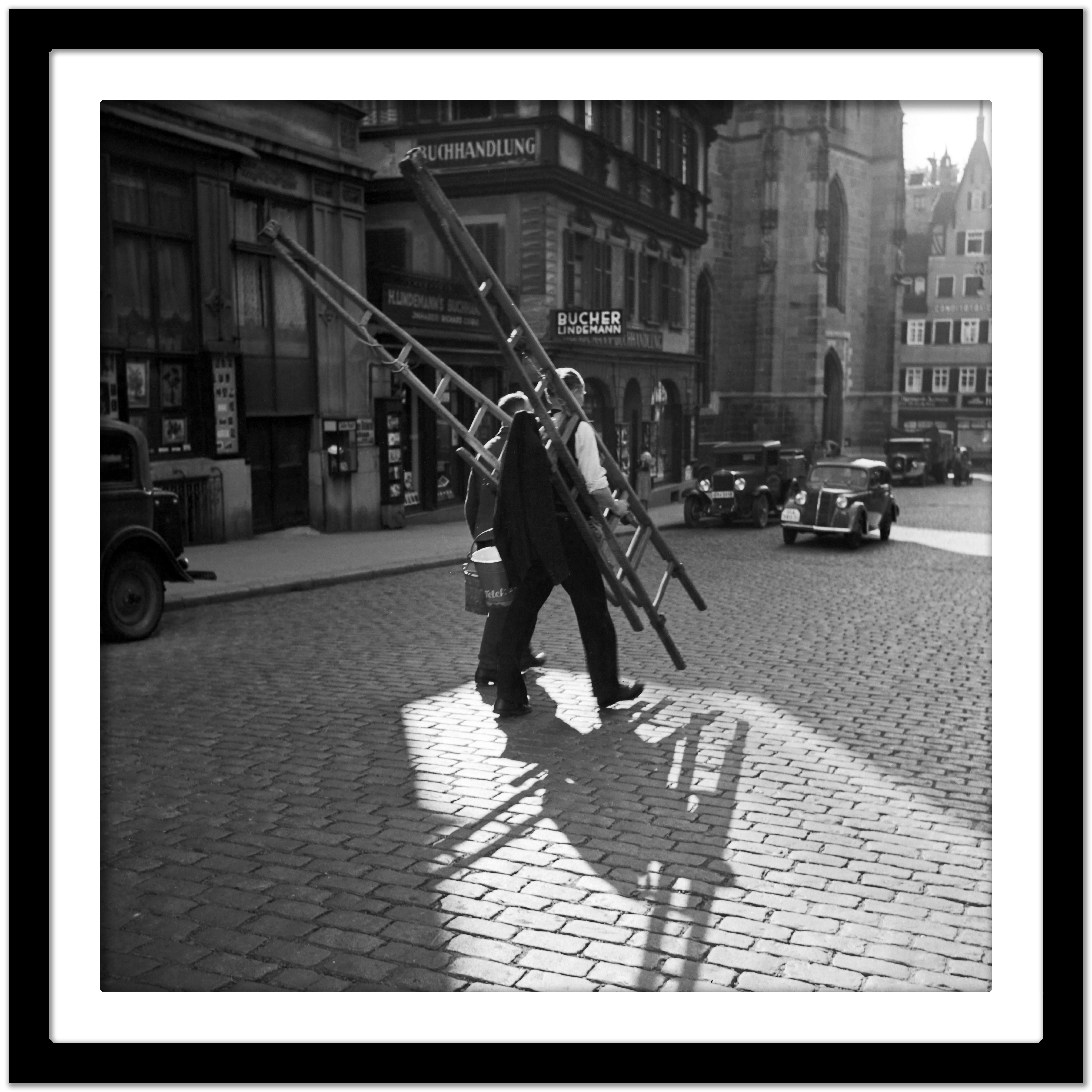 Lavoratori che attraversano la strada, Stoccarda Germania 1935, Stampato più tardi - Black and White Photograph Nero di Karl Heinrich Lämmel