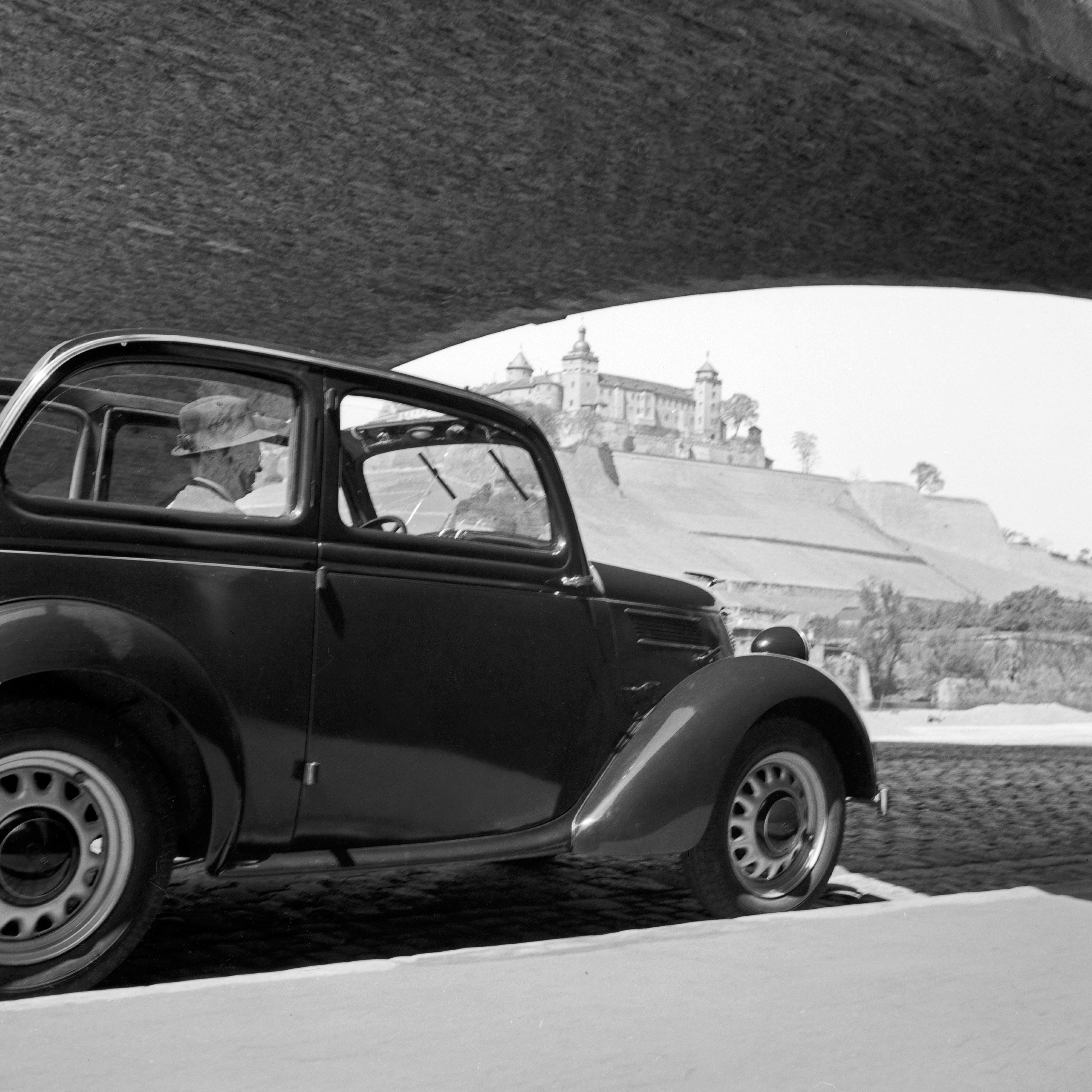 Black and White Photograph di Karl Heinrich Lämmel - Würzburg, Germania 1935, stampato successivamente