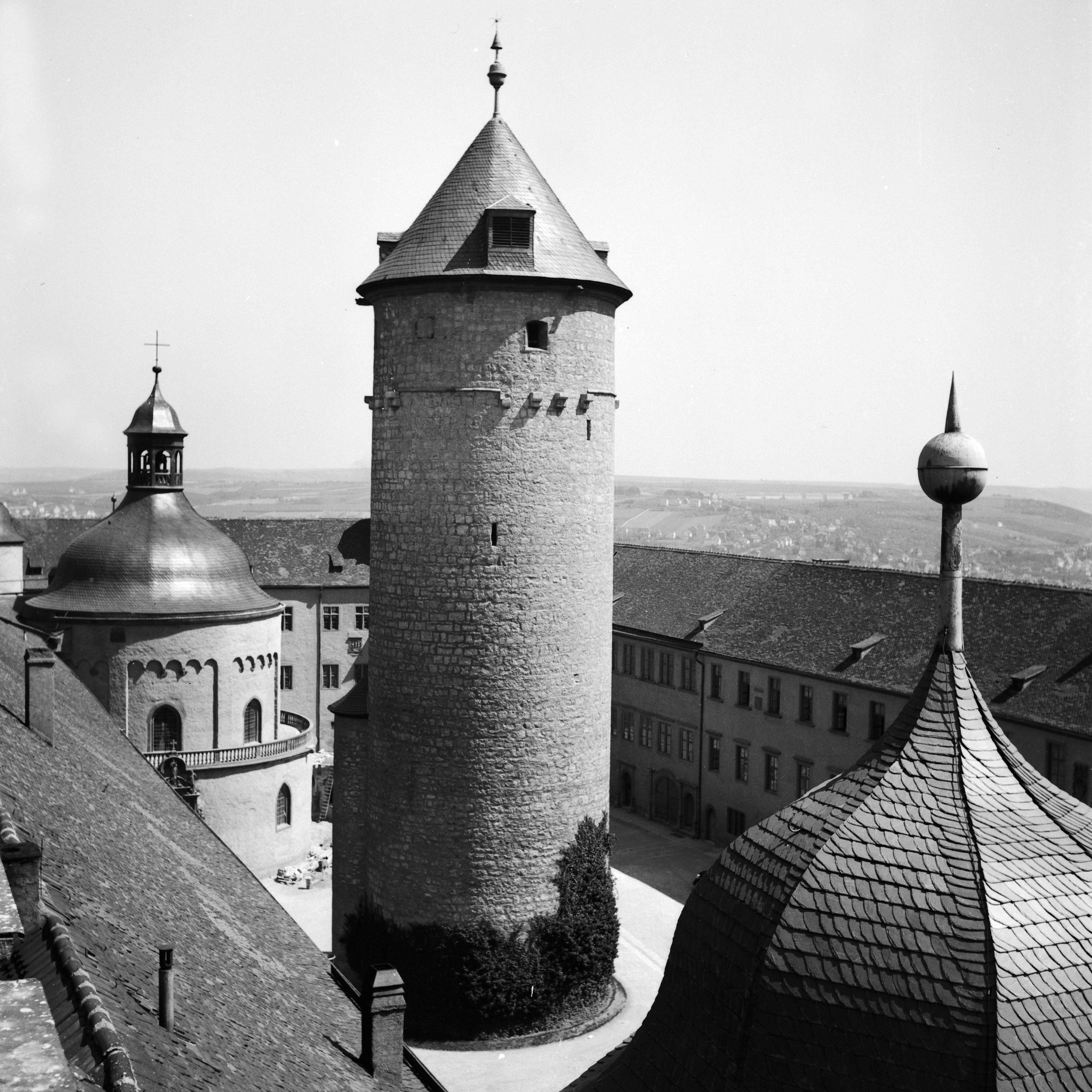 Black and White Photograph Karl Heinrich Lämmel - Wrzburg, Allemagne 1935, Imprimé ultérieurement