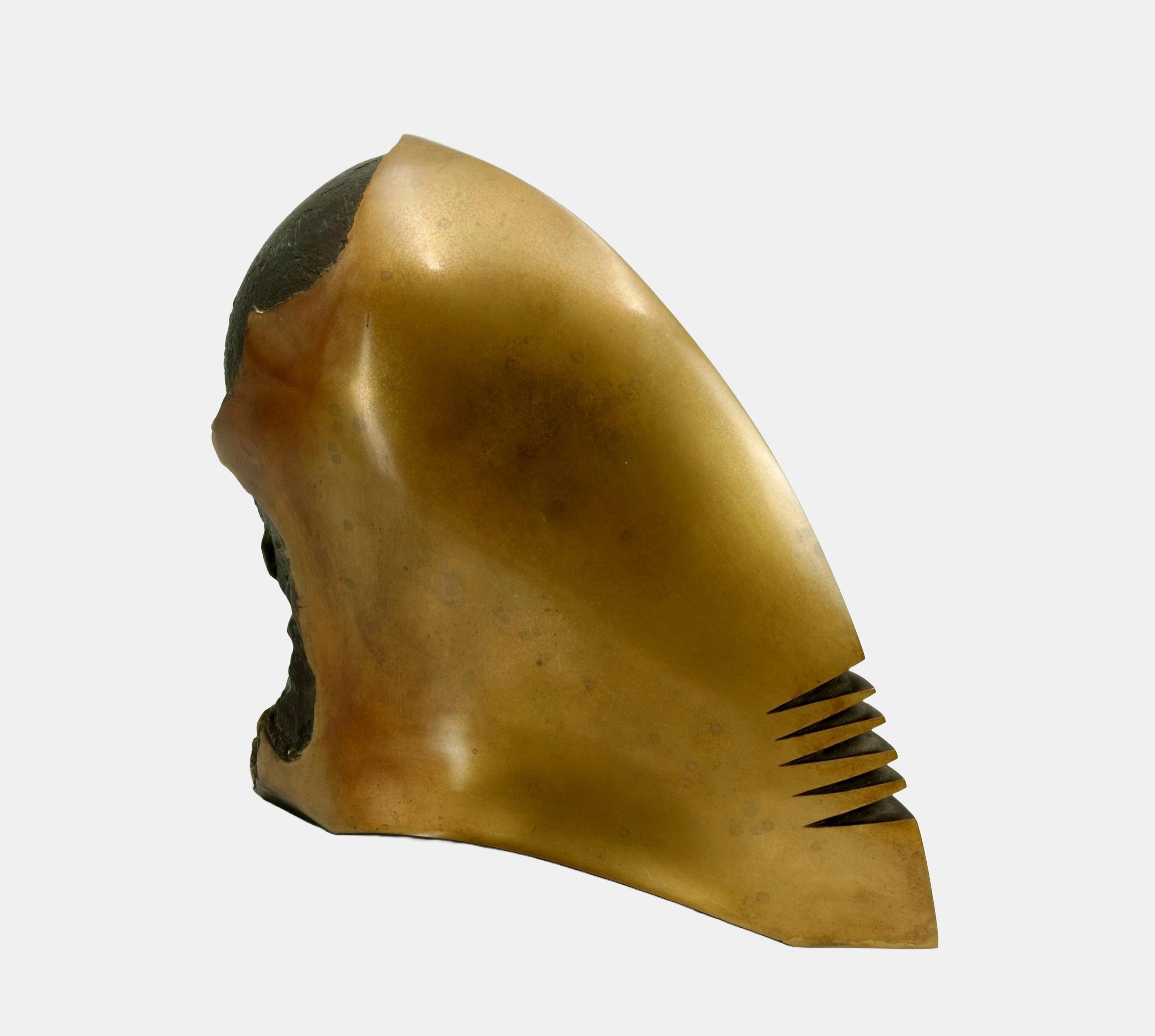 Cabeza de casco / - Arcaísmo futurista - - Figurative Sculpture Oro de Karl-Heinz Deutsch
