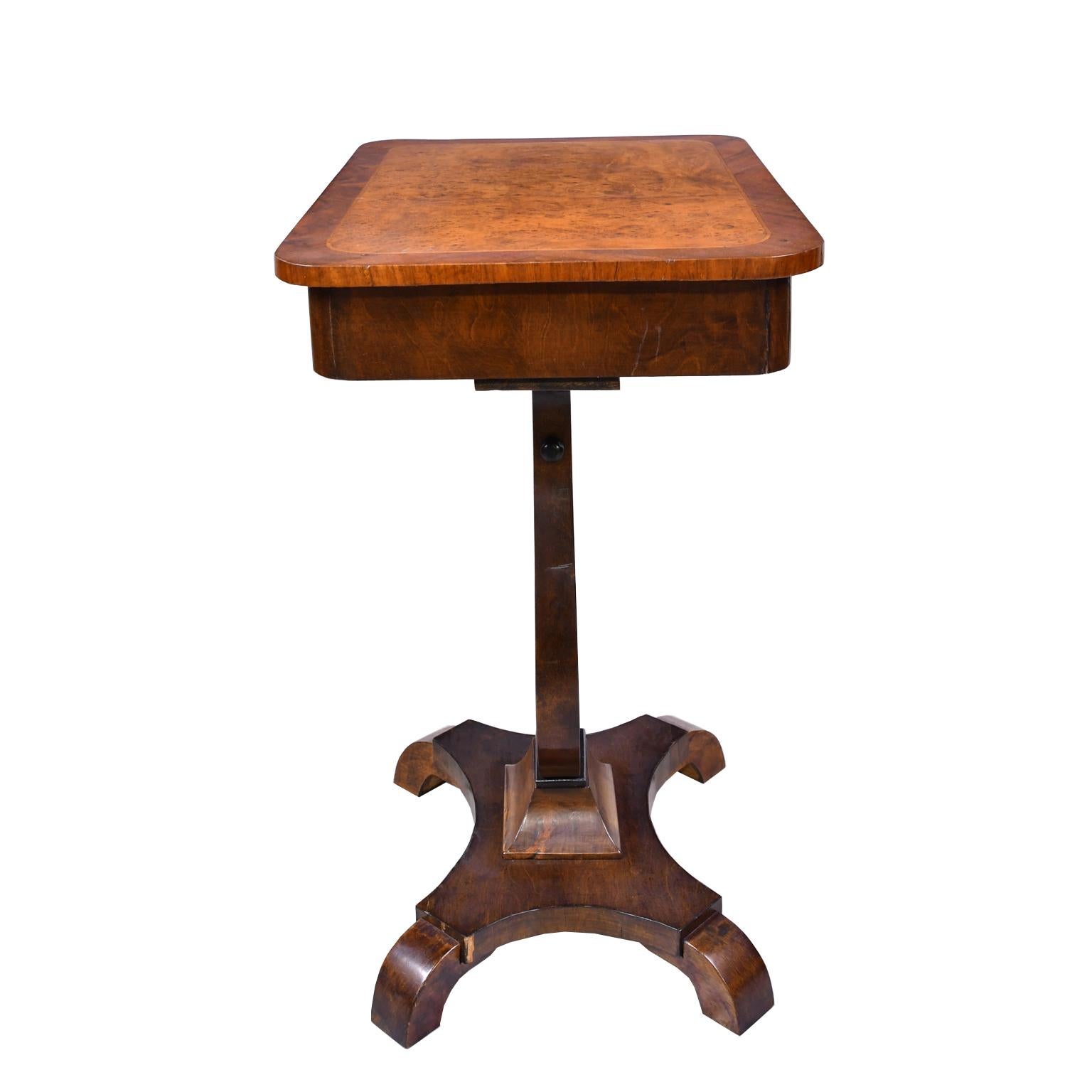 Karl Johan Salon Table in Birchwood with Lyre Pedestal, Sweden, circa 1820 In Good Condition For Sale In Miami, FL