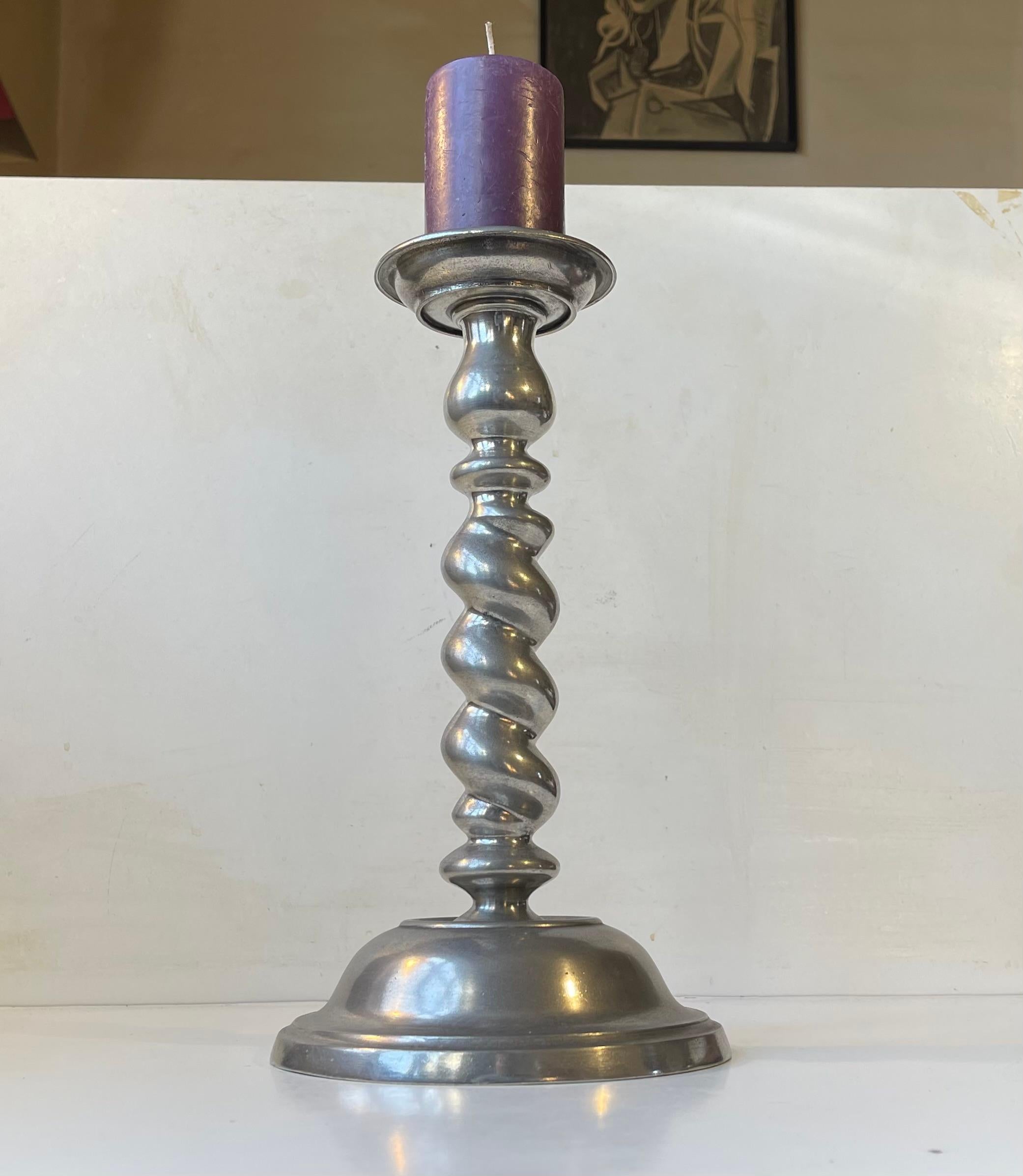 Karl Jørgen Otteren Candelabro escultórico noruego de iglesia en estaño retorcido Noruego en venta