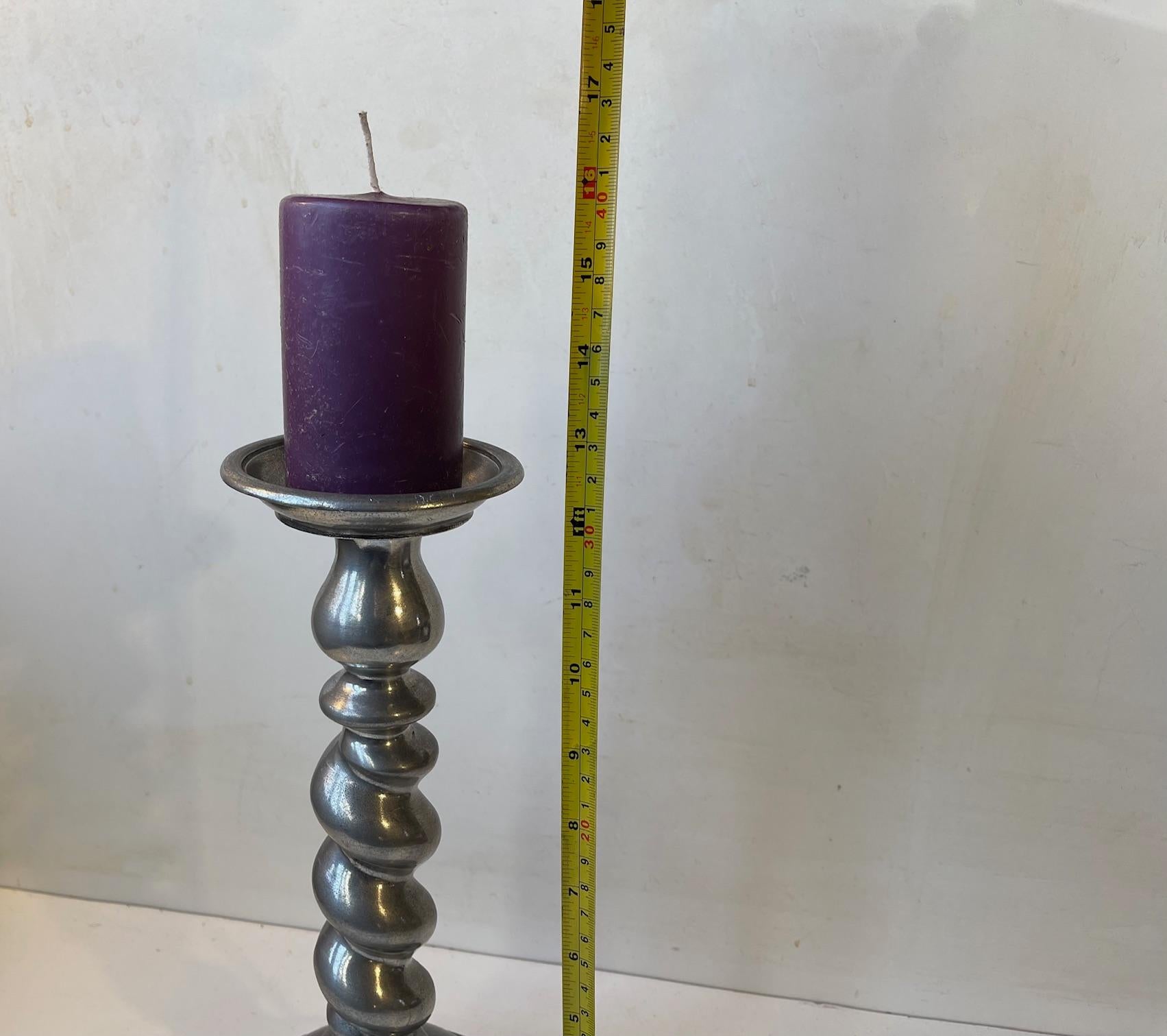 Karl Jørgen Otteren Candelabro escultórico noruego de iglesia en estaño retorcido en Bueno estado para la venta en Esbjerg, DK