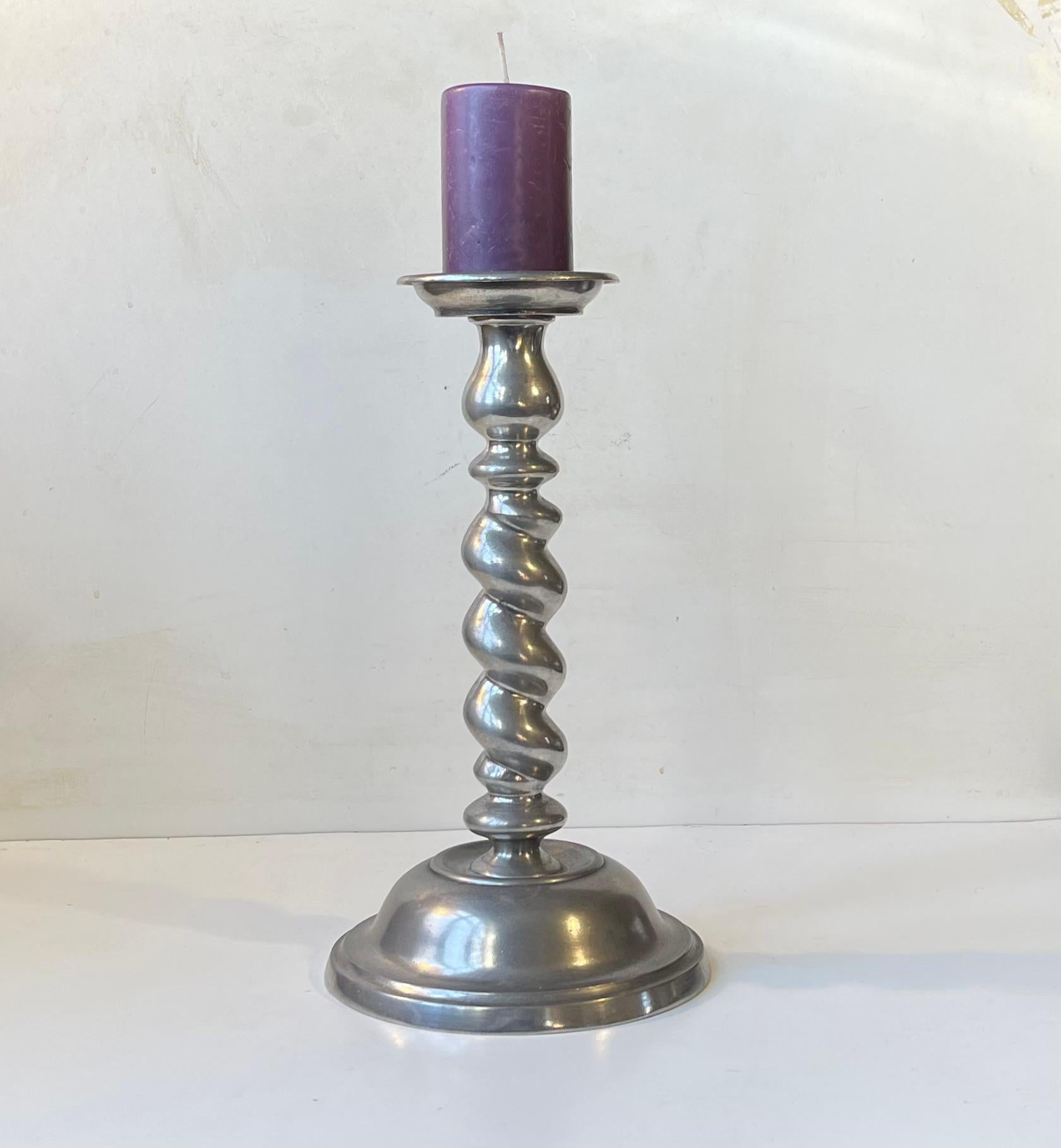 Karl Jørgen Otteren Candelabro escultórico noruego de iglesia en estaño retorcido finales del siglo XX en venta