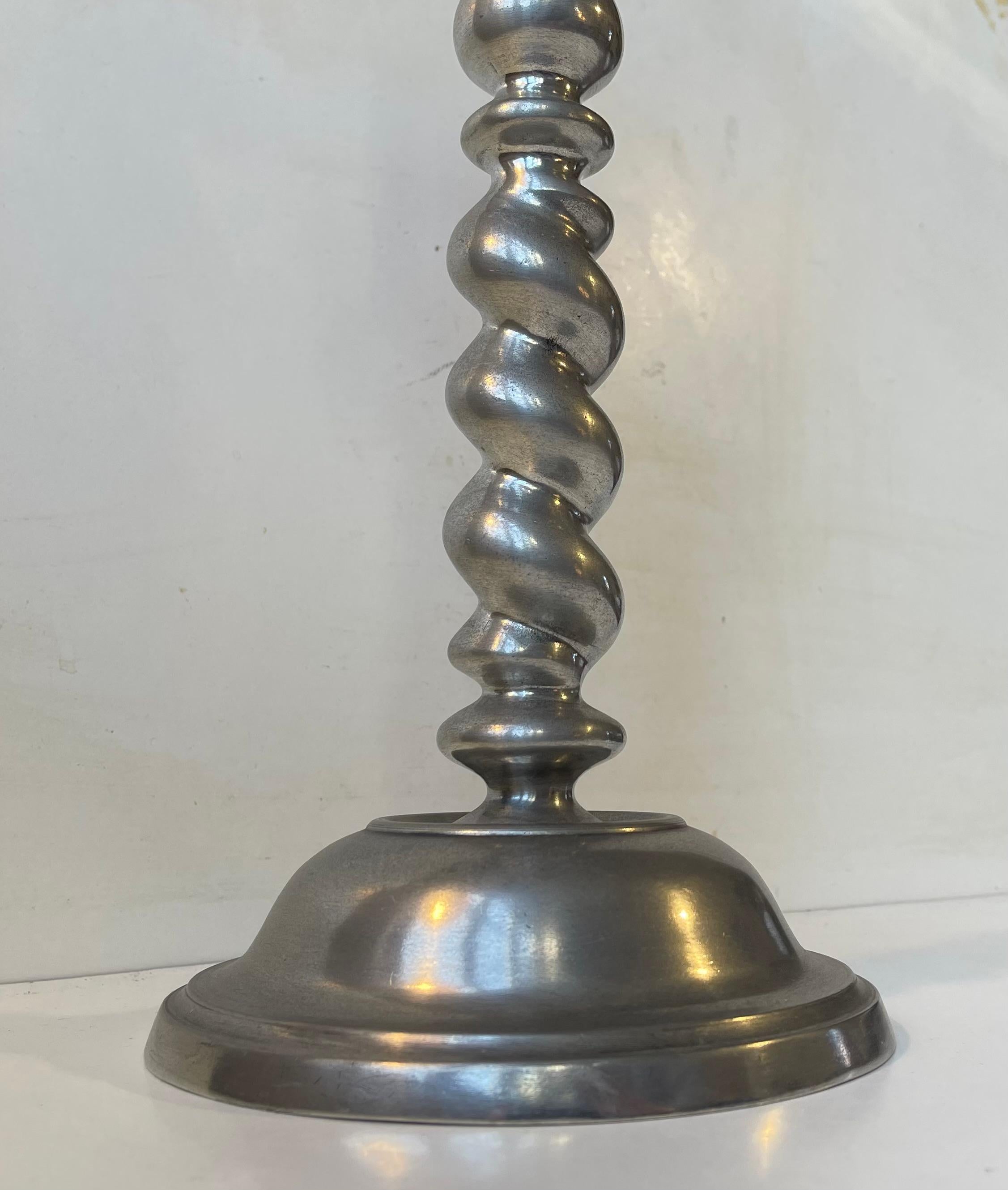 Karl Jørgen Otteren Candelabro escultórico noruego de iglesia en estaño retorcido Peltre en venta