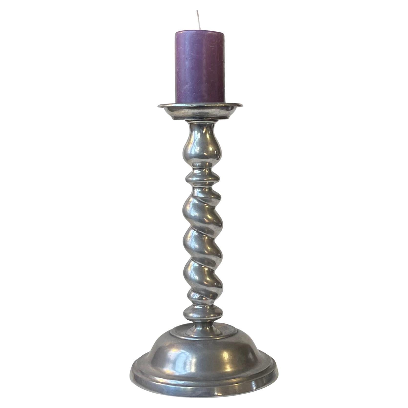 Karl Jørgen Otteren Candelabro escultórico noruego de iglesia en estaño retorcido en venta