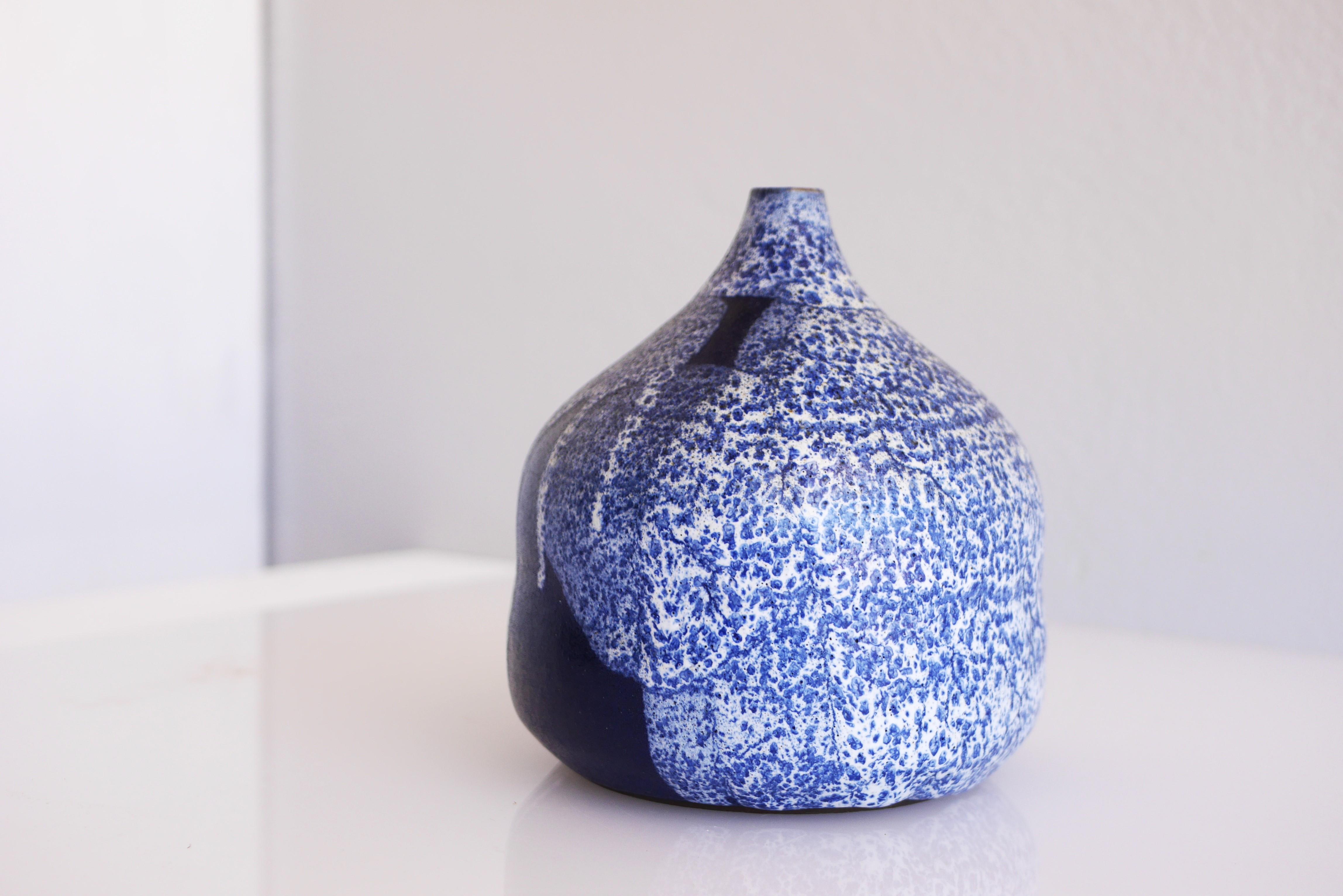 Vaso in ceramica di produzione dello Studio Karl Jüttner con colori fantastici in vendita 3