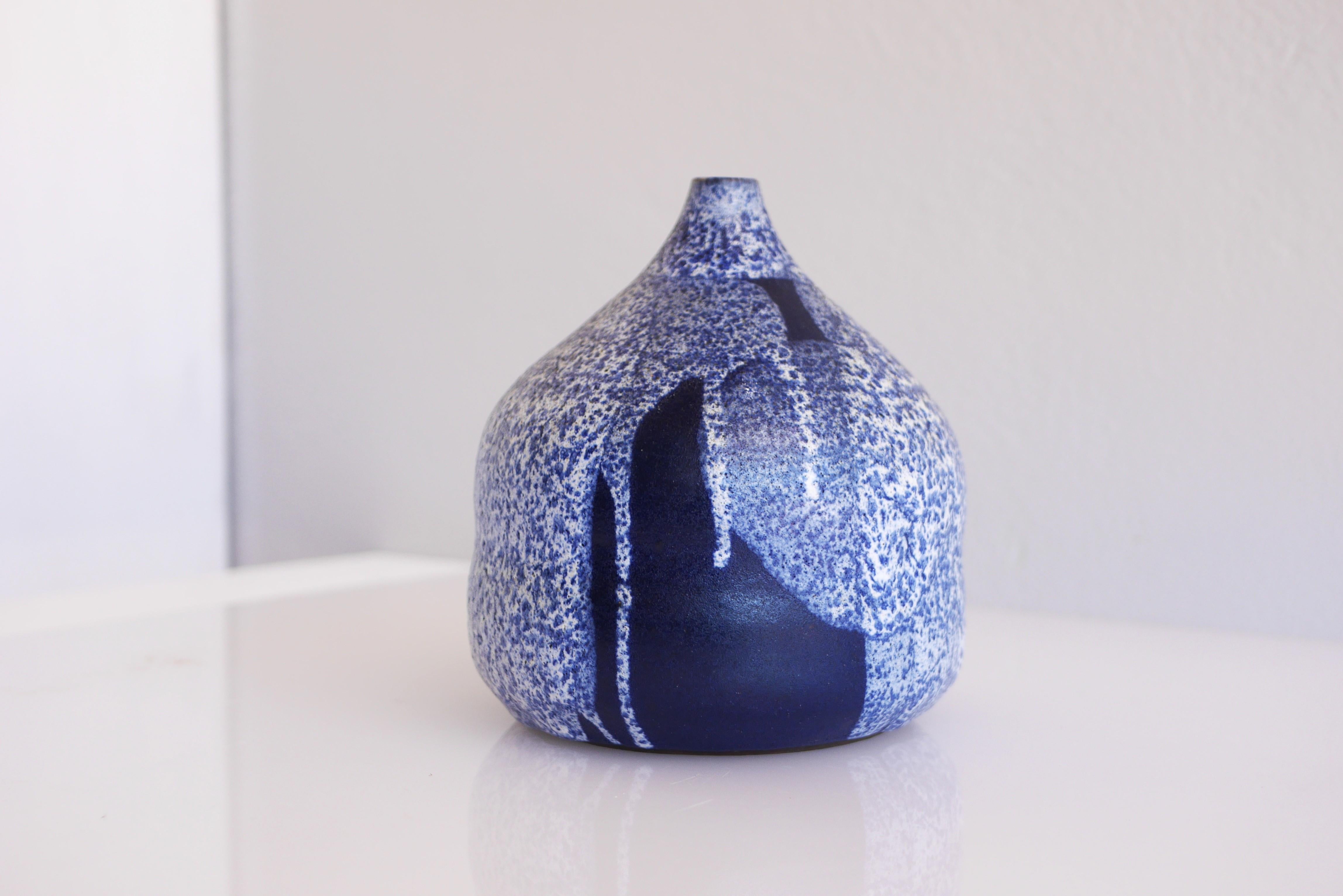 Vaso in ceramica di produzione dello Studio Karl Jüttner con colori fantastici in vendita 4