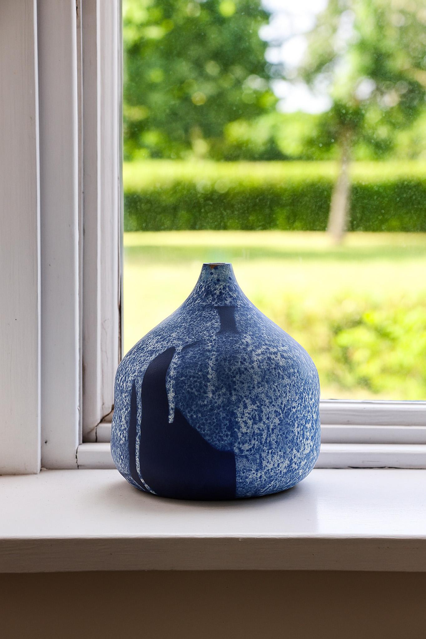Uno splendido vaso di Studio Pottery moderno di metà secolo, realizzato a mano dal talentuoso laboratorio Karl Jüttner negli anni '60. La forma è semplice e insolita, con una piccola apertura in rilievo, ma sono i colori a rendere questo vaso così
