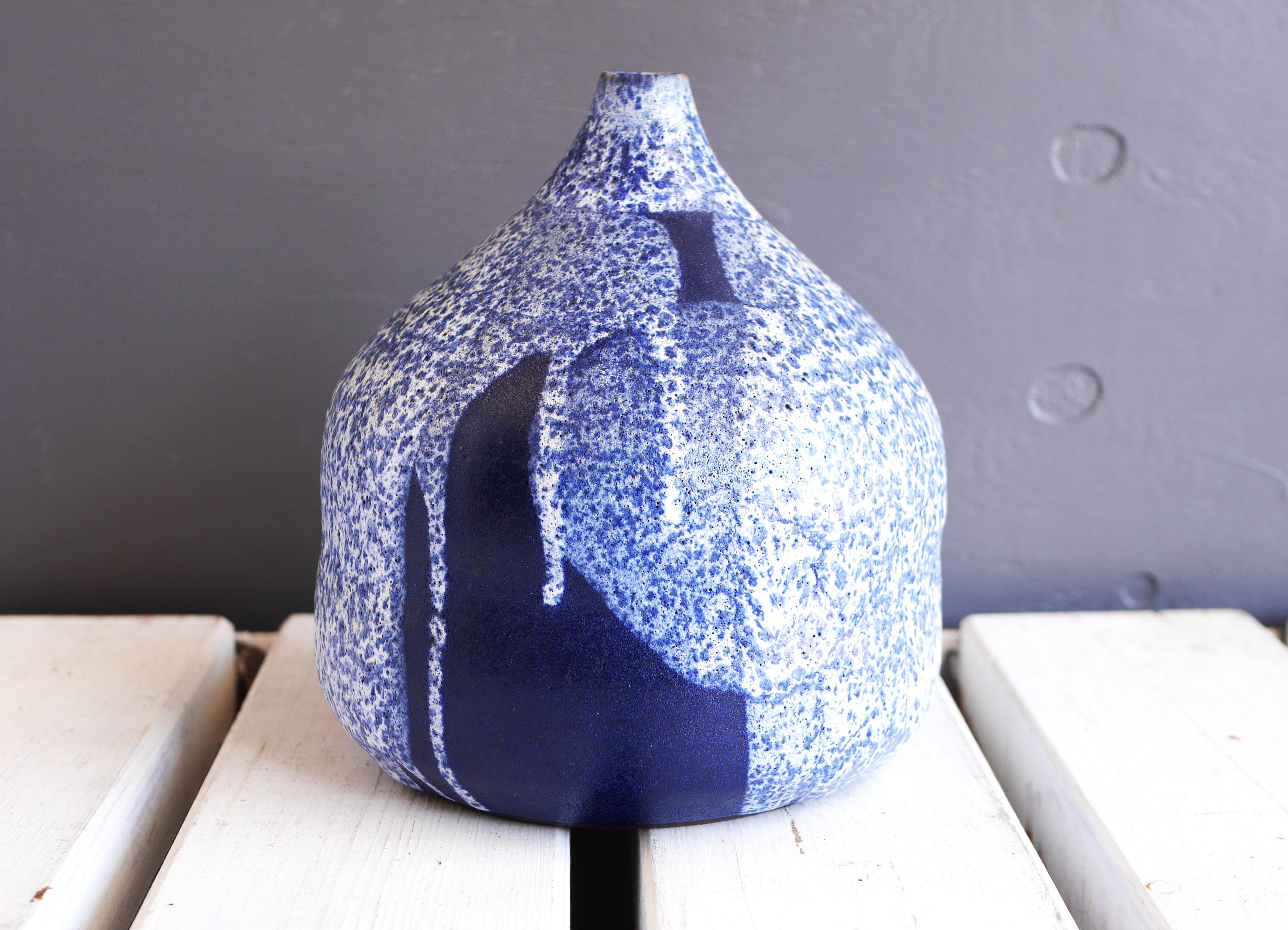 Smaltato Vaso in ceramica di produzione dello Studio Karl Jüttner con colori fantastici in vendita