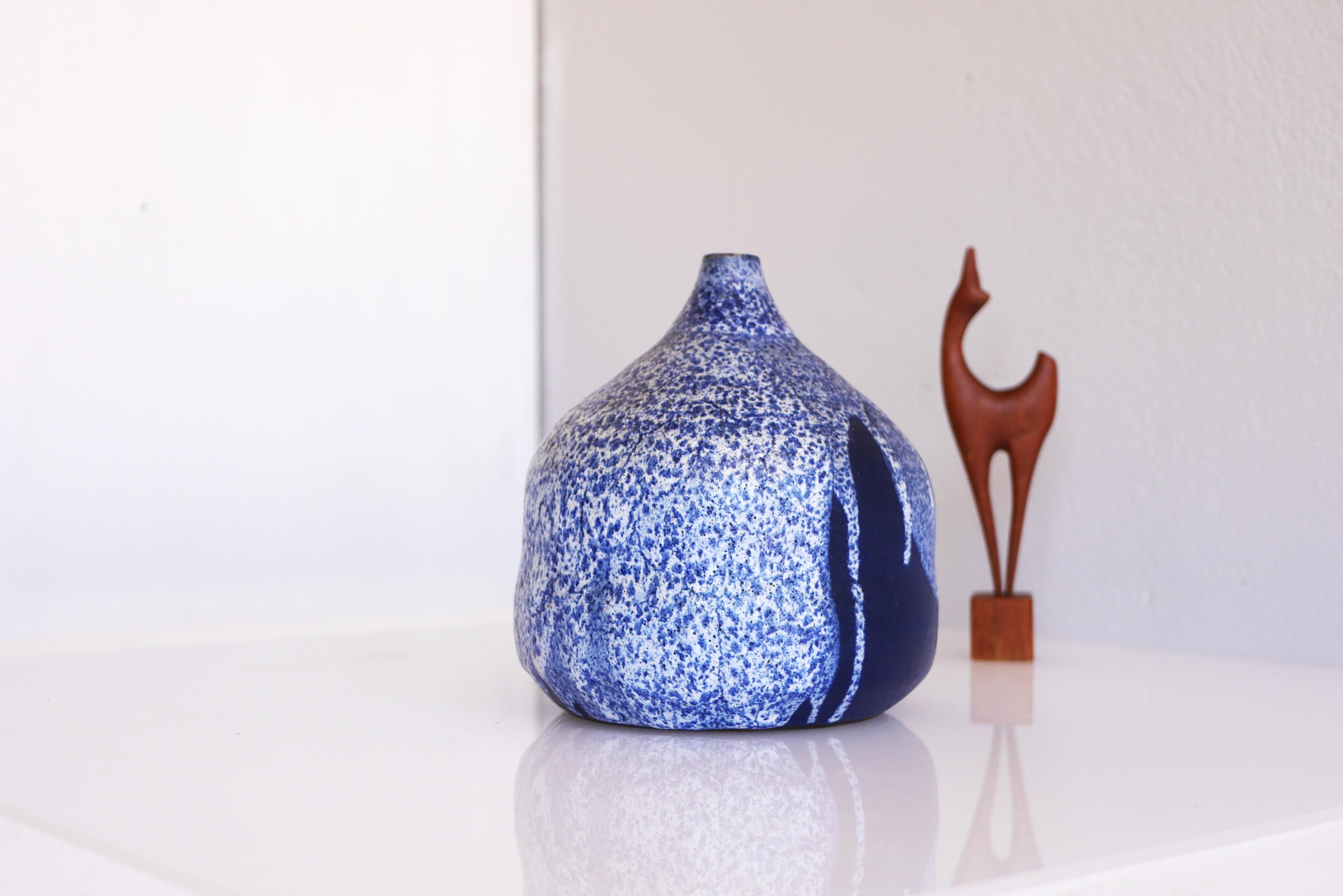 Vaso in ceramica di produzione dello Studio Karl Jüttner con colori fantastici in vendita 2
