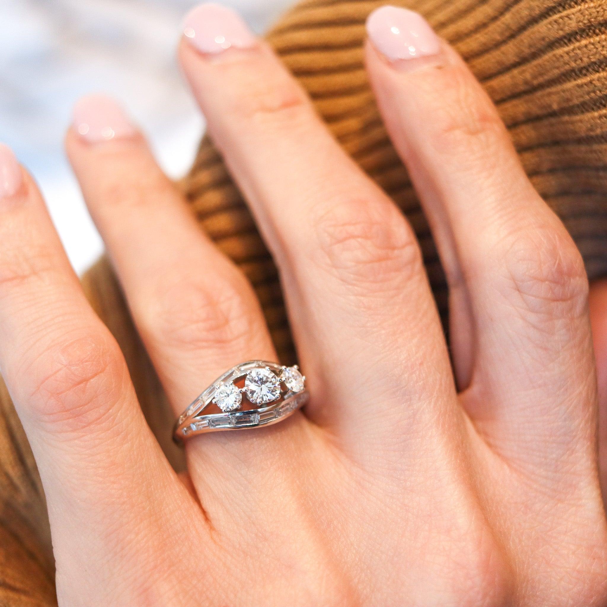 Ein von Karl Kipp entworfener Art-Déco-Ring mit Diamanten.

Dieser schöne antike Ring wurde in Amerika von der Karl Kipp Co. während der Art Deco Periode im Jahr 1930 hergestellt. Der wunderschöne Ring wurde aus massivem 18-karätigem Weißgold mit