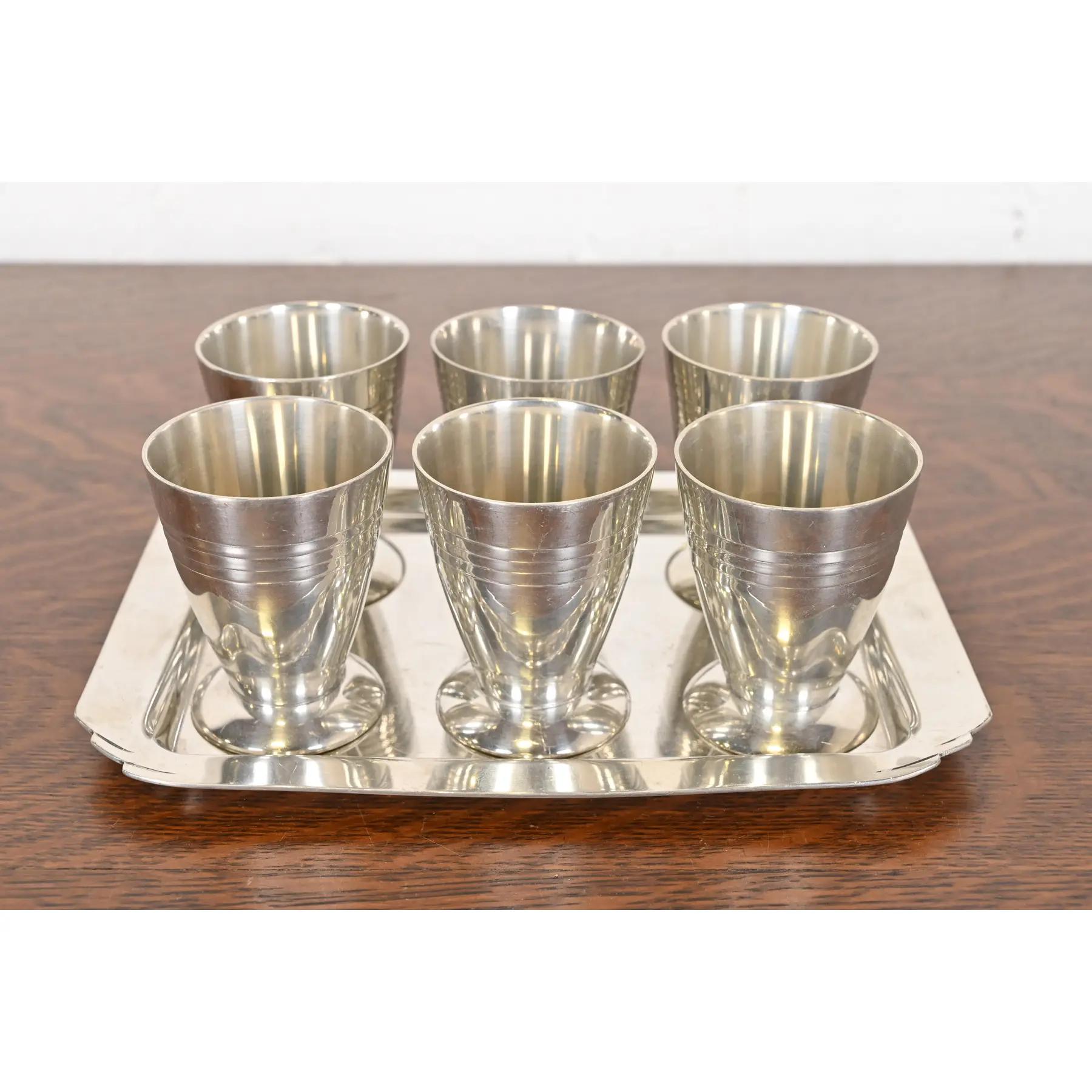 Magnifique ensemble de sept pièces en étain forgé, d'époque Arte Antiques.

Par Karl Kipp

États-Unis, vers 1920

Mesures :
Coupes : 2,5 