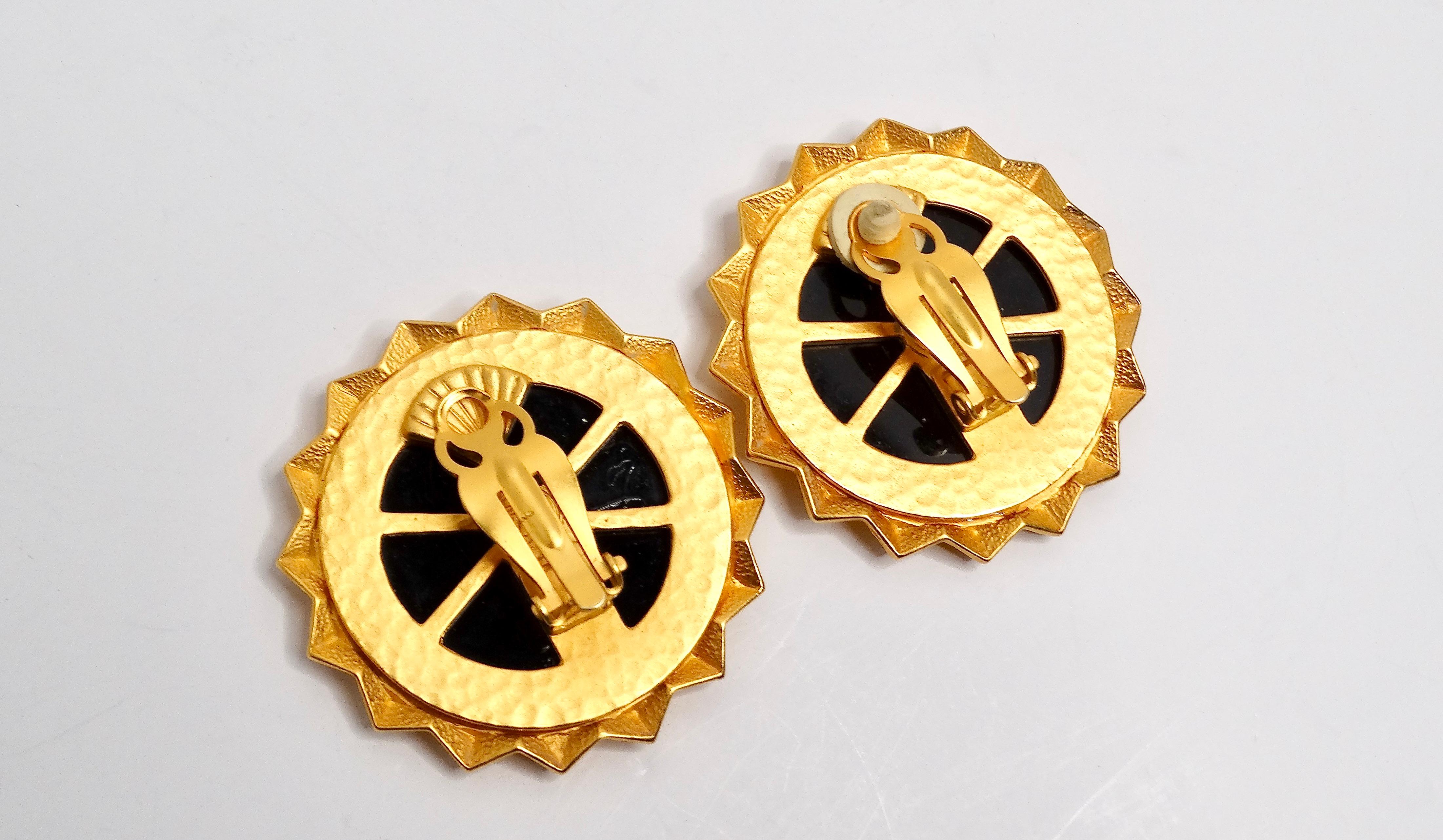 Eleva il tuo gioco di accessori con questi splendidi orecchini a clip di Karl Lagerfeld placcati in oro e onice nero, risalenti agli anni '80. Caratterizzati da uno straordinario motivo di uno storico server francese abilmente reso in placcatura