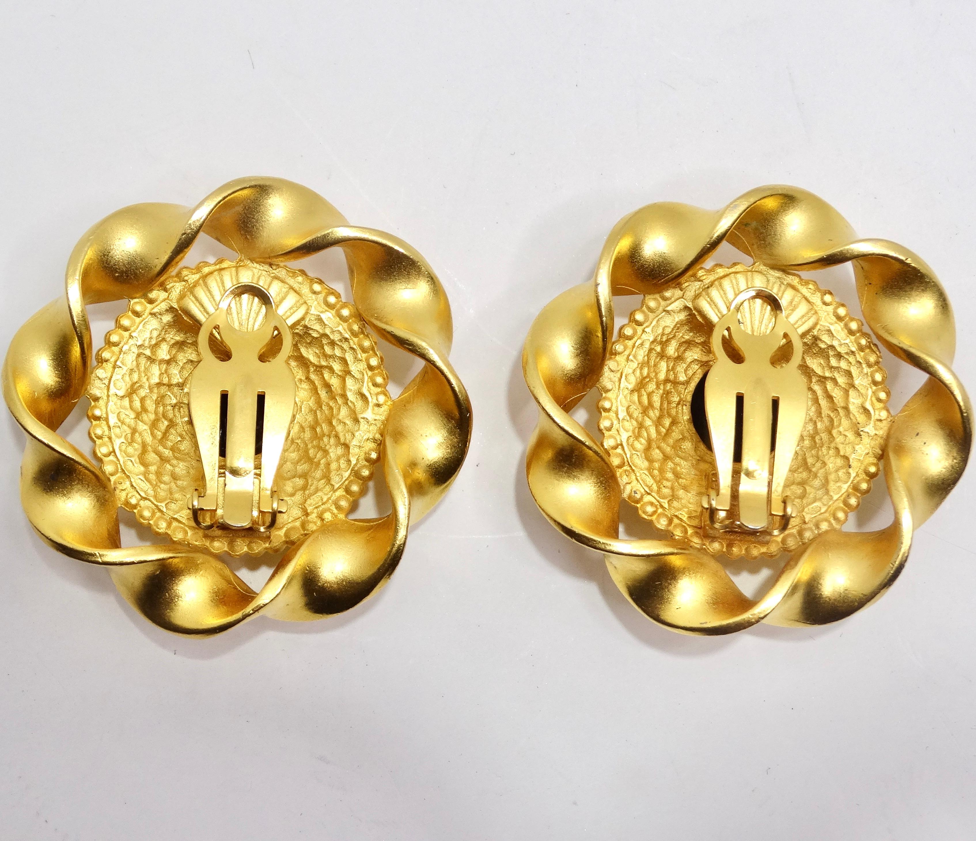Karl Lagerfeld 1980s Gold Tone Black Stone Clip On Earrings In Excellent Condition For Sale In Scottsdale, AZ