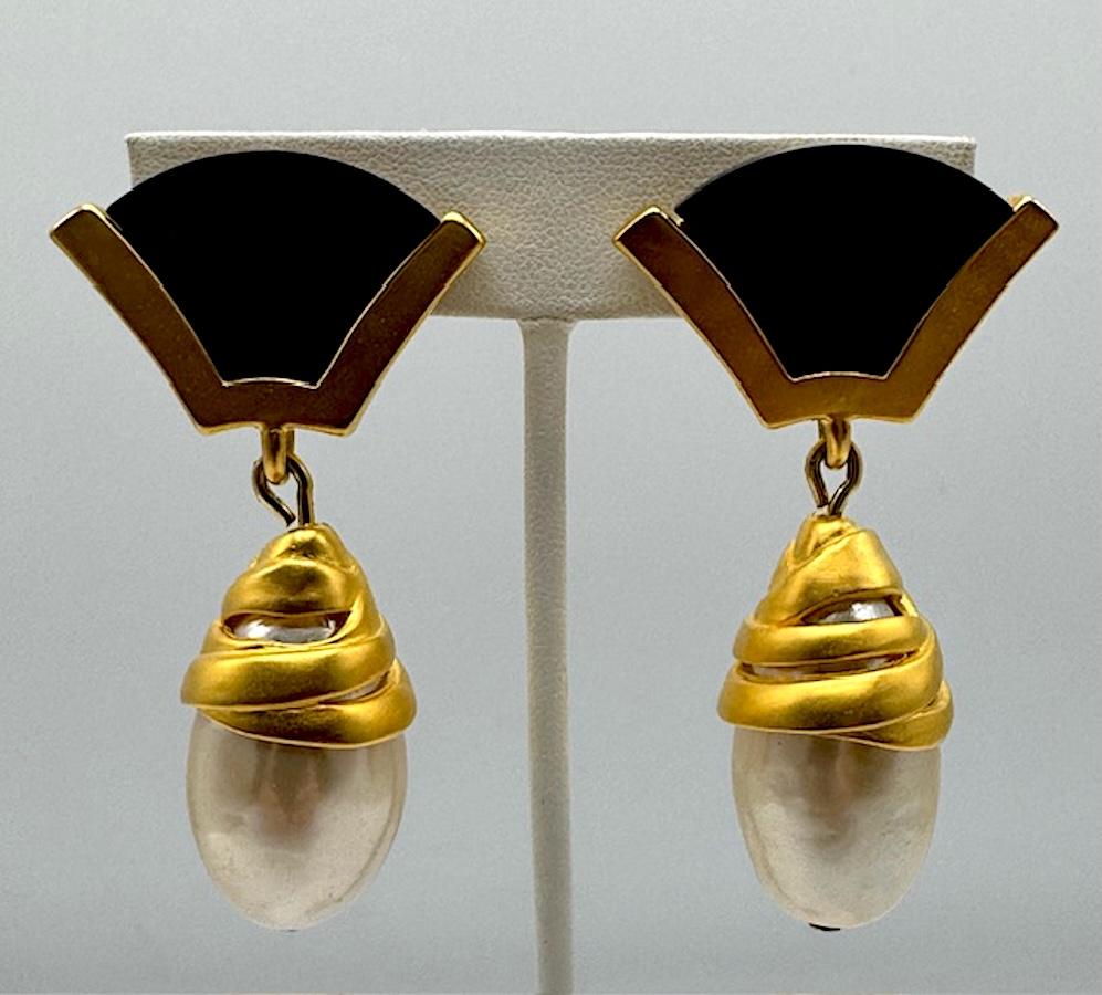 Orecchini con pendente in oro satinato, resina nera e perle di Karl Lagerfeld degli anni '80 in vendita 5