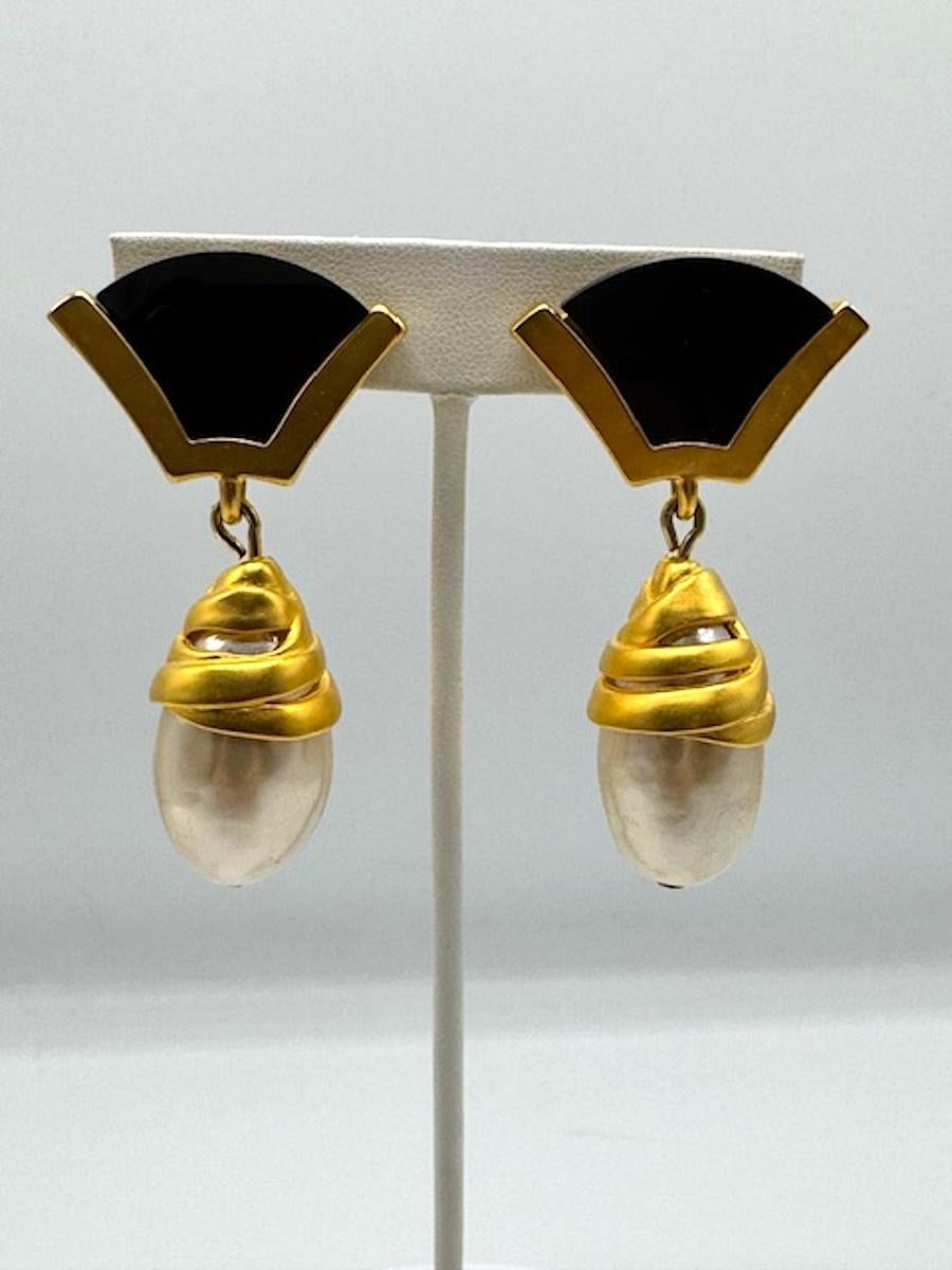 Orecchini con pendente in oro satinato, resina nera e perle di Karl Lagerfeld degli anni '80 in vendita 6