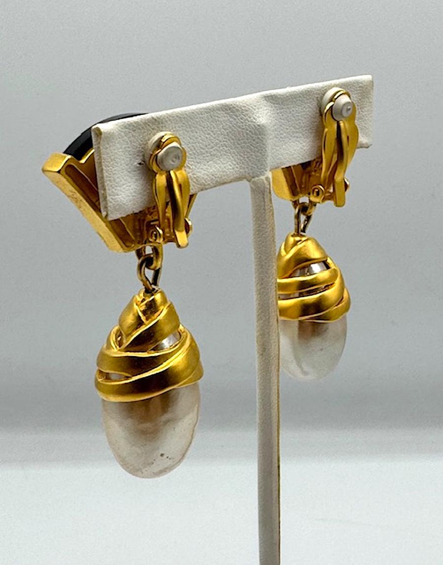 Orecchini con pendente in oro satinato, resina nera e perle di Karl Lagerfeld degli anni '80 in vendita 7