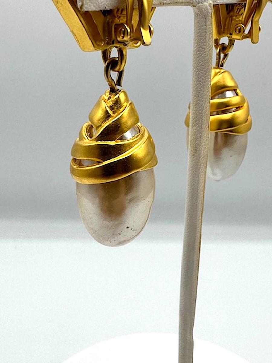 Orecchini con pendente in oro satinato, resina nera e perle di Karl Lagerfeld degli anni '80 in vendita 8