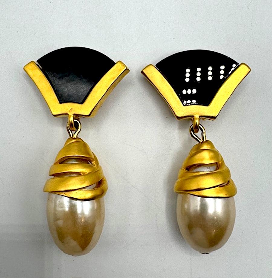 Taglio ovale Orecchini con pendente in oro satinato, resina nera e perle di Karl Lagerfeld degli anni '80 in vendita