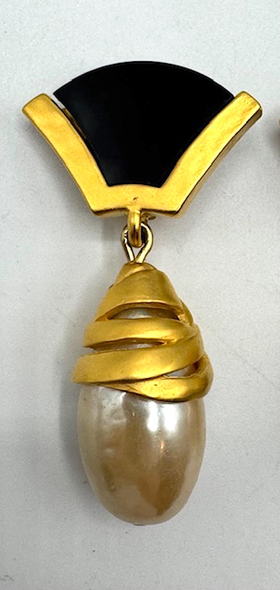 Orecchini con pendente in oro satinato, resina nera e perle di Karl Lagerfeld degli anni '80 In condizioni buone in vendita a New York, NY