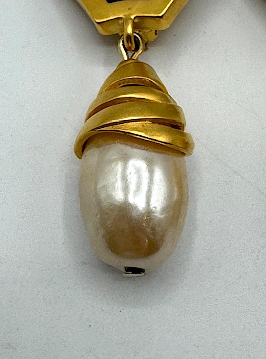 Orecchini con pendente in oro satinato, resina nera e perle di Karl Lagerfeld degli anni '80 in vendita 1