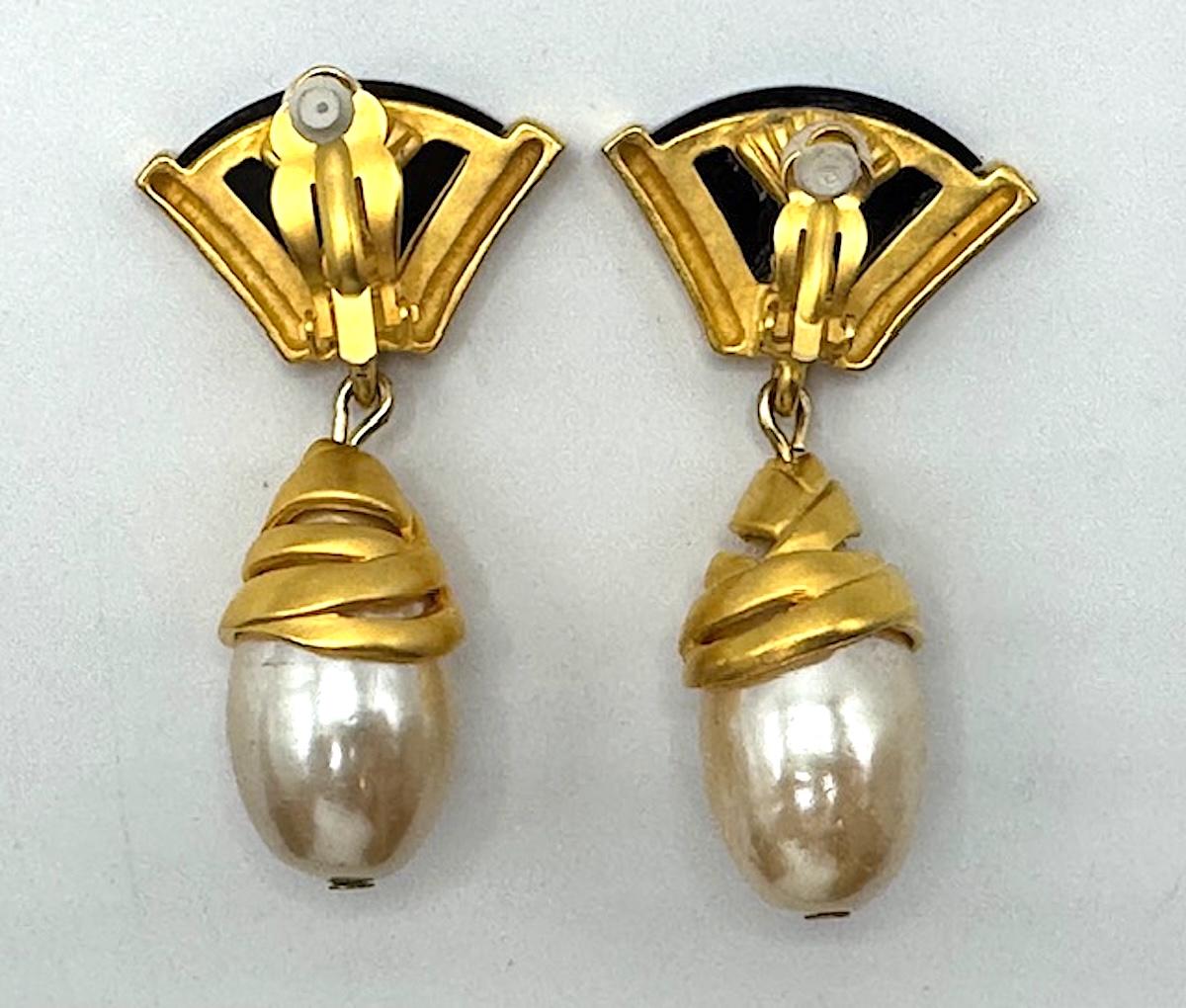 Orecchini con pendente in oro satinato, resina nera e perle di Karl Lagerfeld degli anni '80 in vendita 2