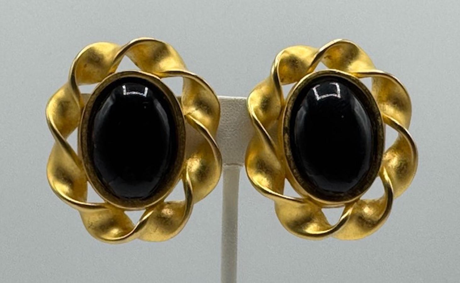 Orecchini a bottone ovali in resina nera e bordo a tortiglione in oro satinato di Karl Lagerfeld degli anni '80 in vendita 6