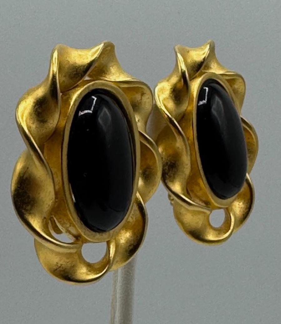 Orecchini a bottone ovali in resina nera e bordo a tortiglione in oro satinato di Karl Lagerfeld degli anni '80 in vendita 7