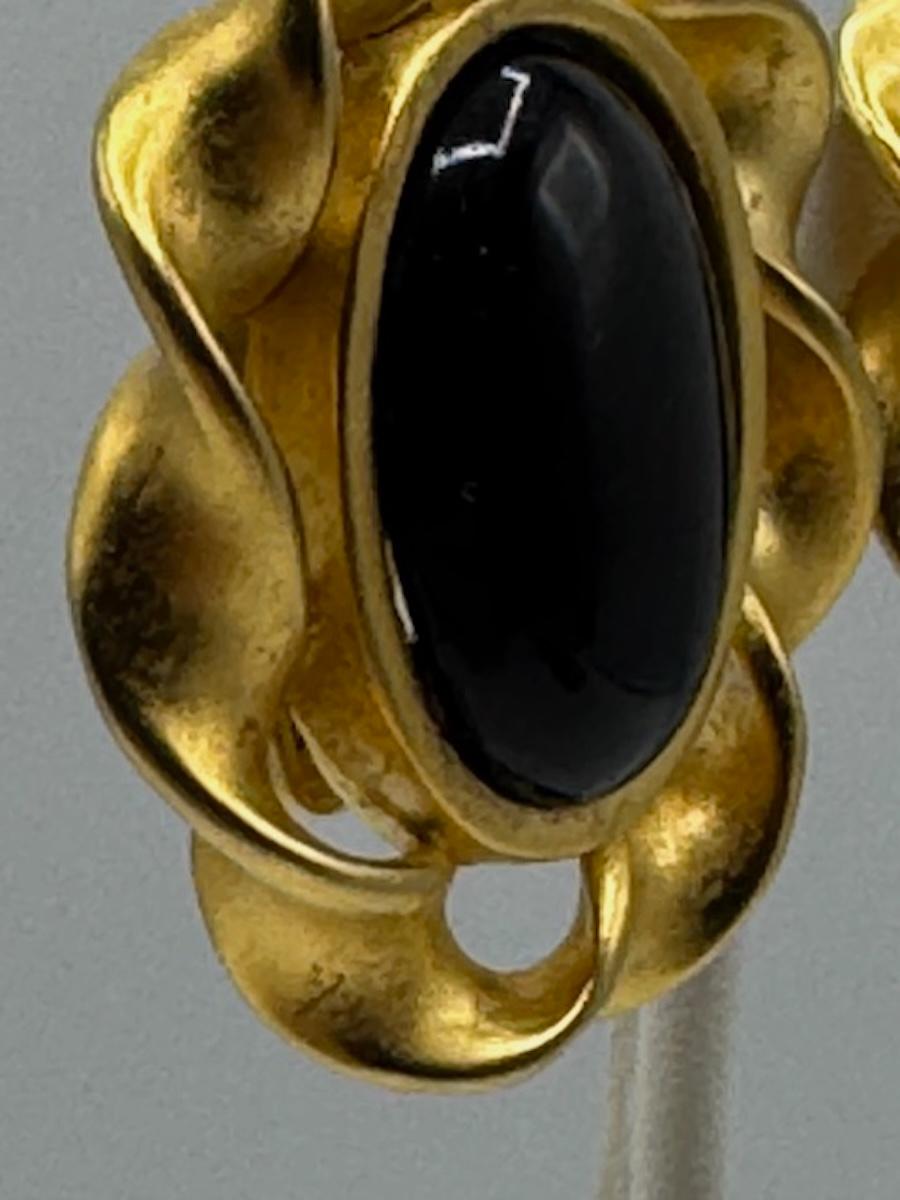 Orecchini a bottone ovali in resina nera e bordo a tortiglione in oro satinato di Karl Lagerfeld degli anni '80 in vendita 8