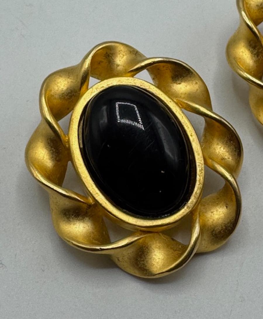 Orecchini a bottone ovali in resina nera e bordo a tortiglione in oro satinato di Karl Lagerfeld degli anni '80 In condizioni buone in vendita a New York, NY