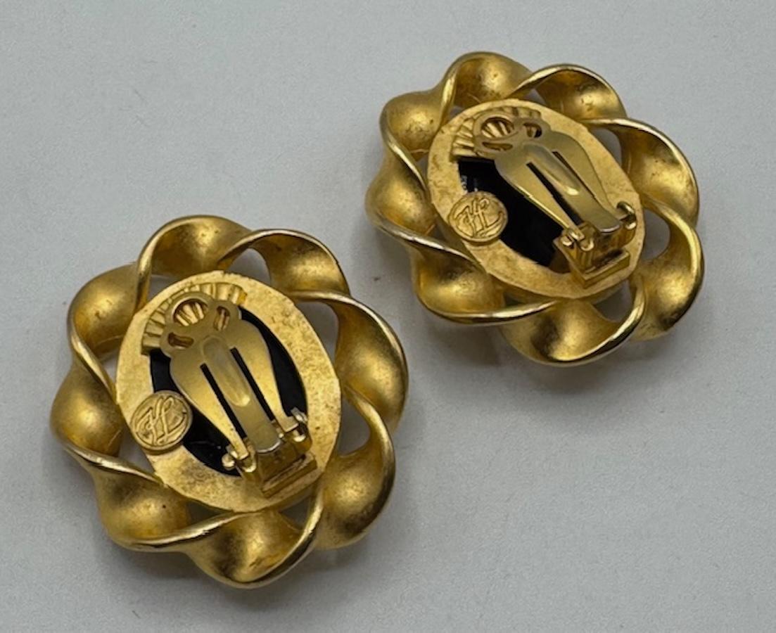 Donna Orecchini a bottone ovali in resina nera e bordo a tortiglione in oro satinato di Karl Lagerfeld degli anni '80 in vendita