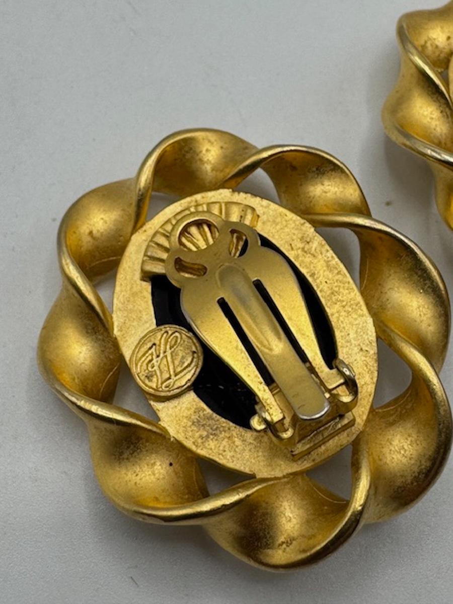 Orecchini a bottone ovali in resina nera e bordo a tortiglione in oro satinato di Karl Lagerfeld degli anni '80 in vendita 1