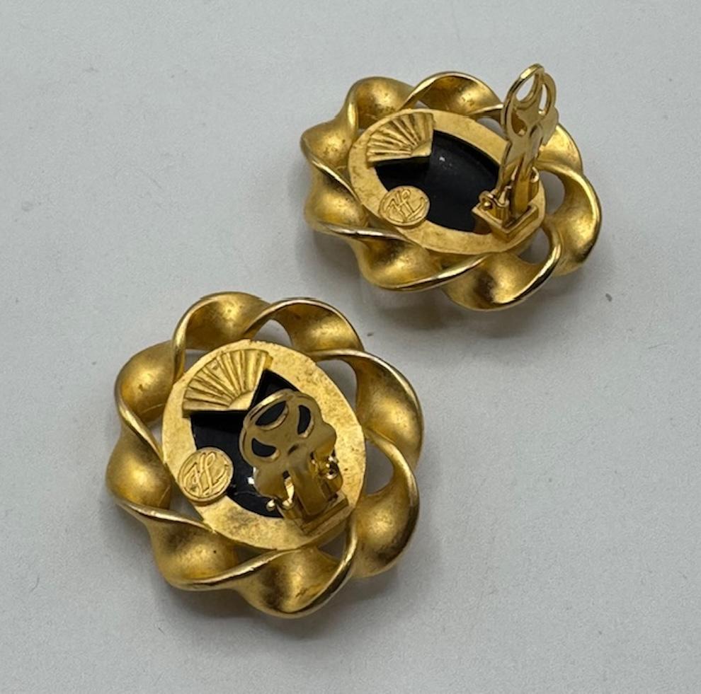 Orecchini a bottone ovali in resina nera e bordo a tortiglione in oro satinato di Karl Lagerfeld degli anni '80 in vendita 2