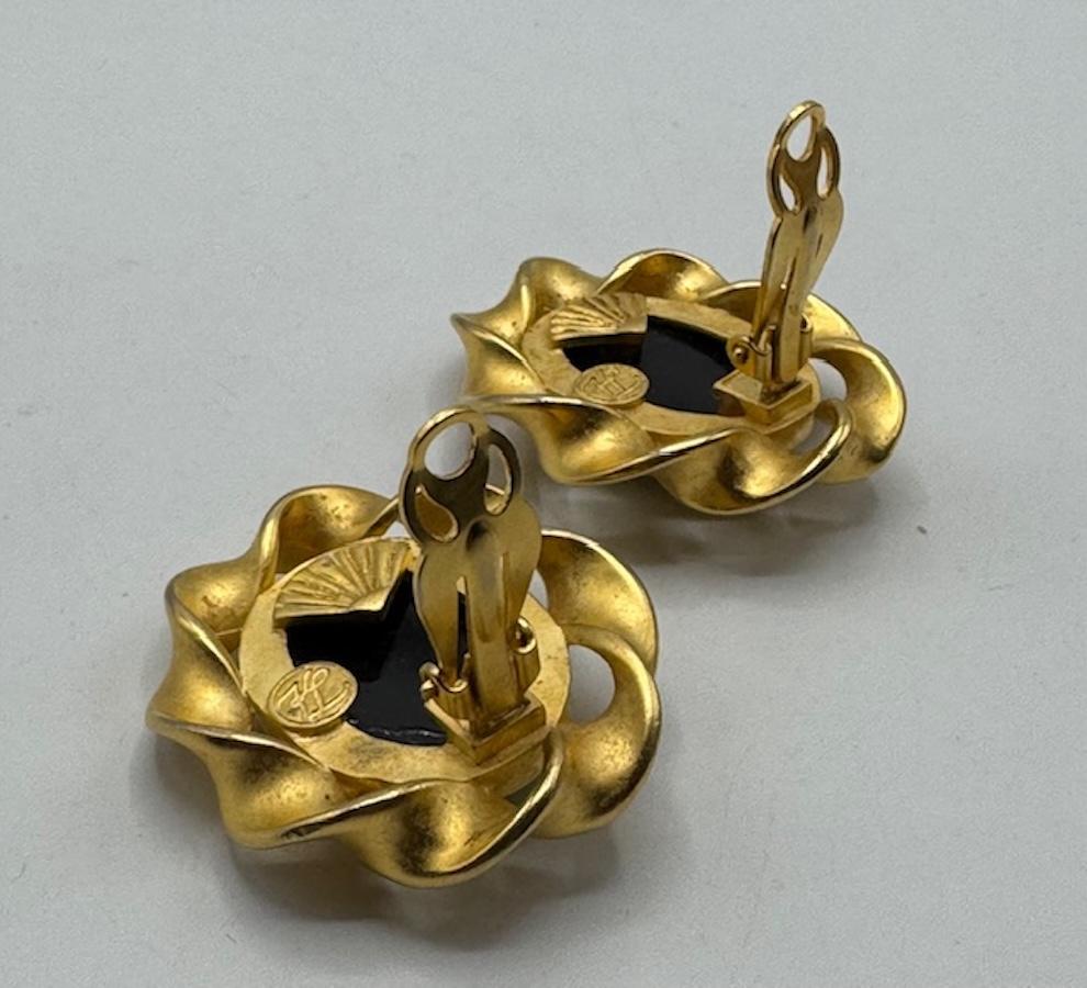 Orecchini a bottone ovali in resina nera e bordo a tortiglione in oro satinato di Karl Lagerfeld degli anni '80 in vendita 3