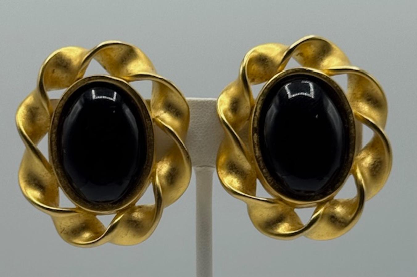 Orecchini a bottone ovali in resina nera e bordo a tortiglione in oro satinato di Karl Lagerfeld degli anni '80 in vendita 4
