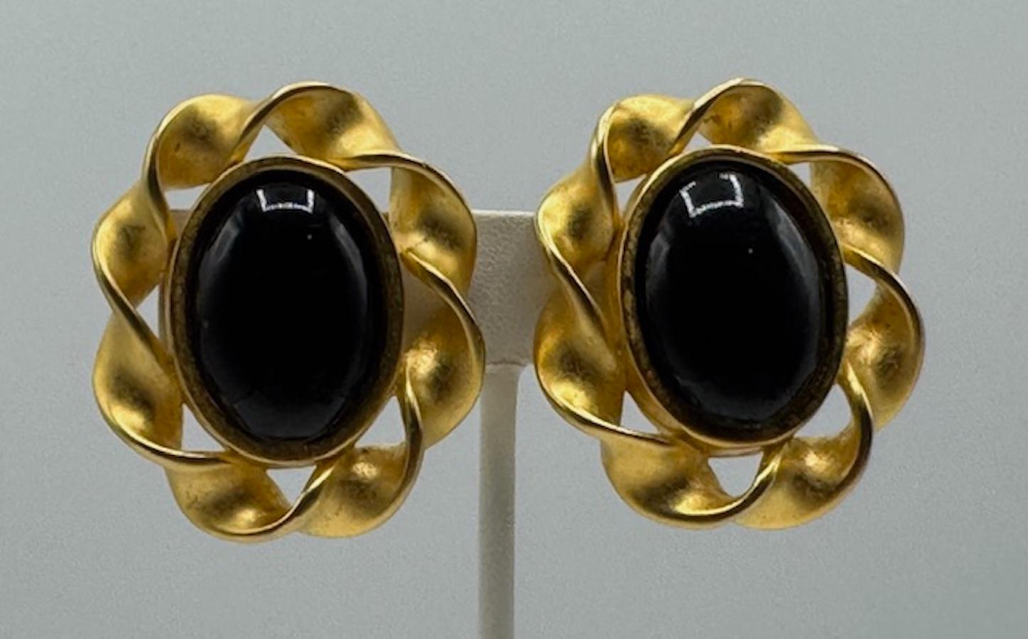 Orecchini a bottone ovali in resina nera e bordo a tortiglione in oro satinato di Karl Lagerfeld degli anni '80 in vendita 5